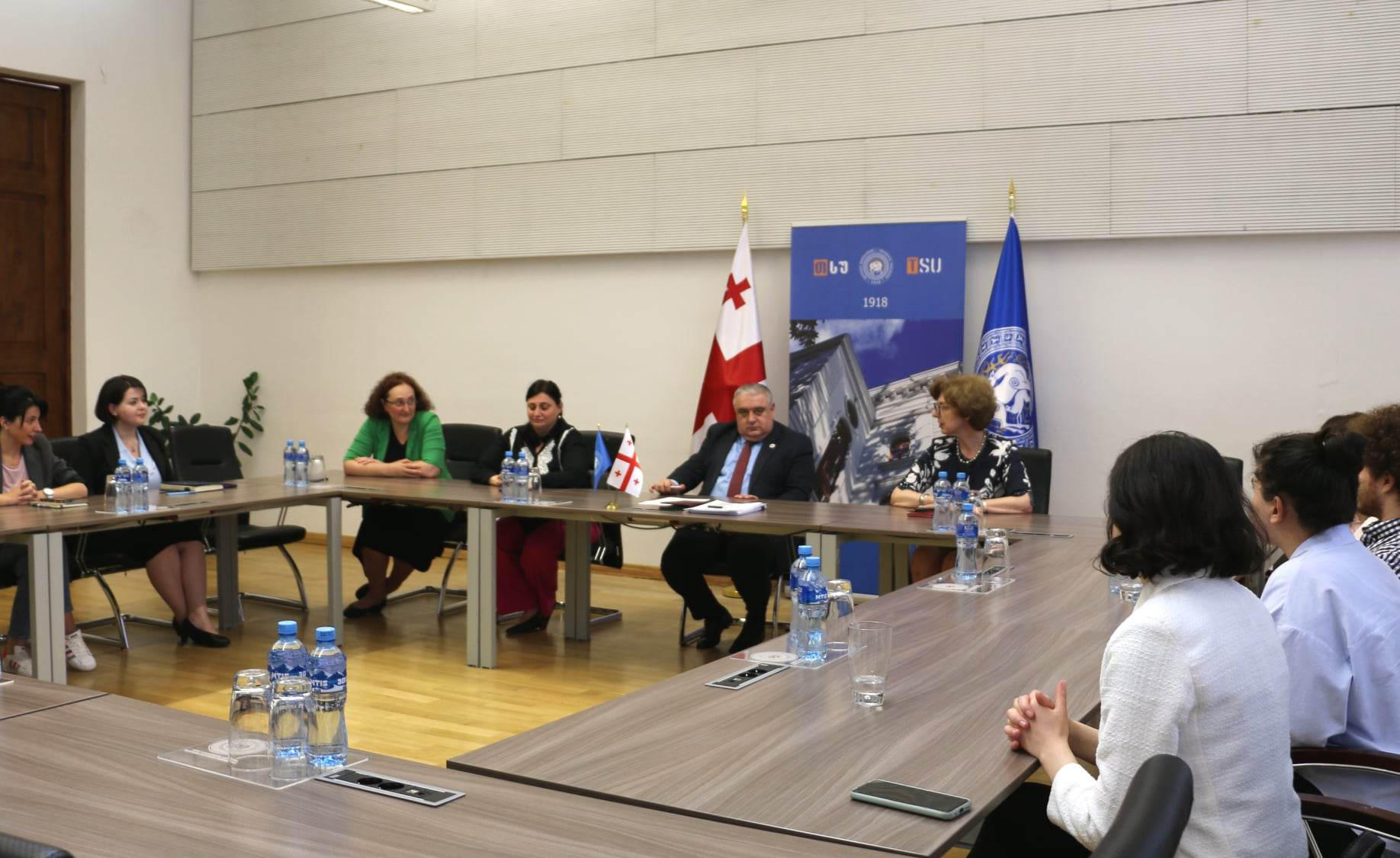 ჯაბა სამუშია ტელდერსის სახელობის საერთაშორისო სამართლის იმიტირებულ სასამართლო პროცესებში მონაწილე სტუდენტებს შეხვდა
