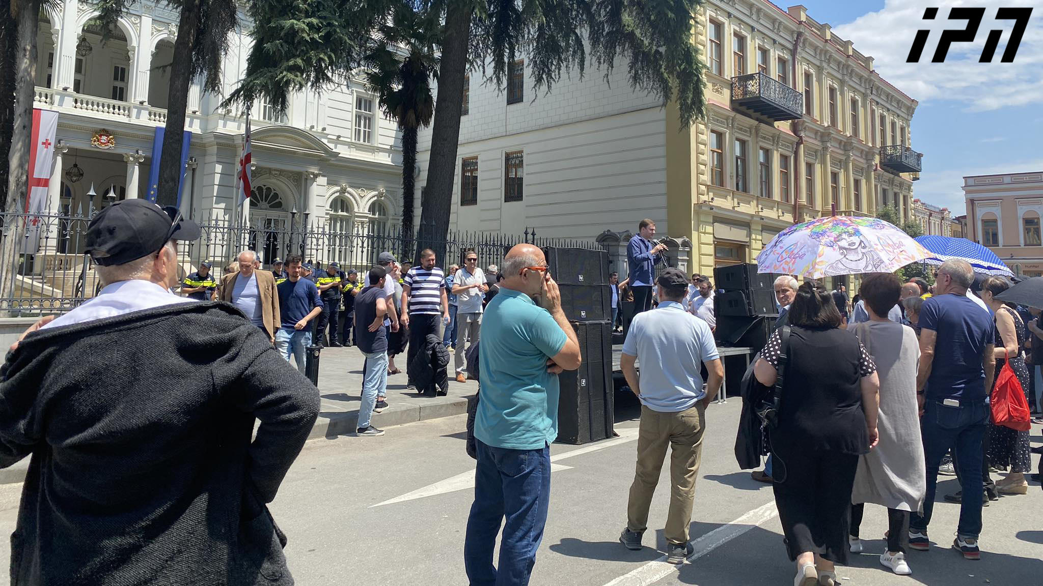 ორბელიანების სასახლესთან აქცია იმართება, რომლის მონაწილეებიც პრეზიდენტის გადადგომას ითხოვენ