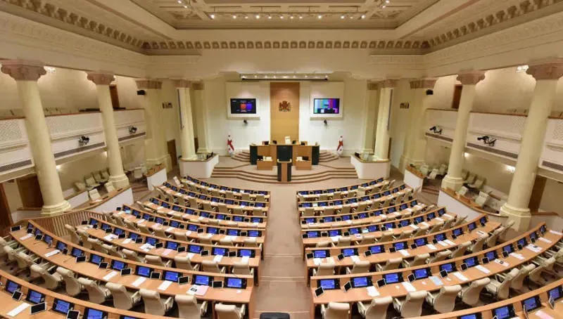 „საერთაშორისო გამჭვირვალობა“ - 2022 წელს სიტყვით გამოსვლის უფლებით პარლამენტის 126-მა წევრმა ისარგებლა, 18 დეპუტატს განცხადება არც ერთხელ გაუკეთებია, საკანონმდებლო ინიციატივით კი პარლამენტის 99 წევრი გამოვიდა