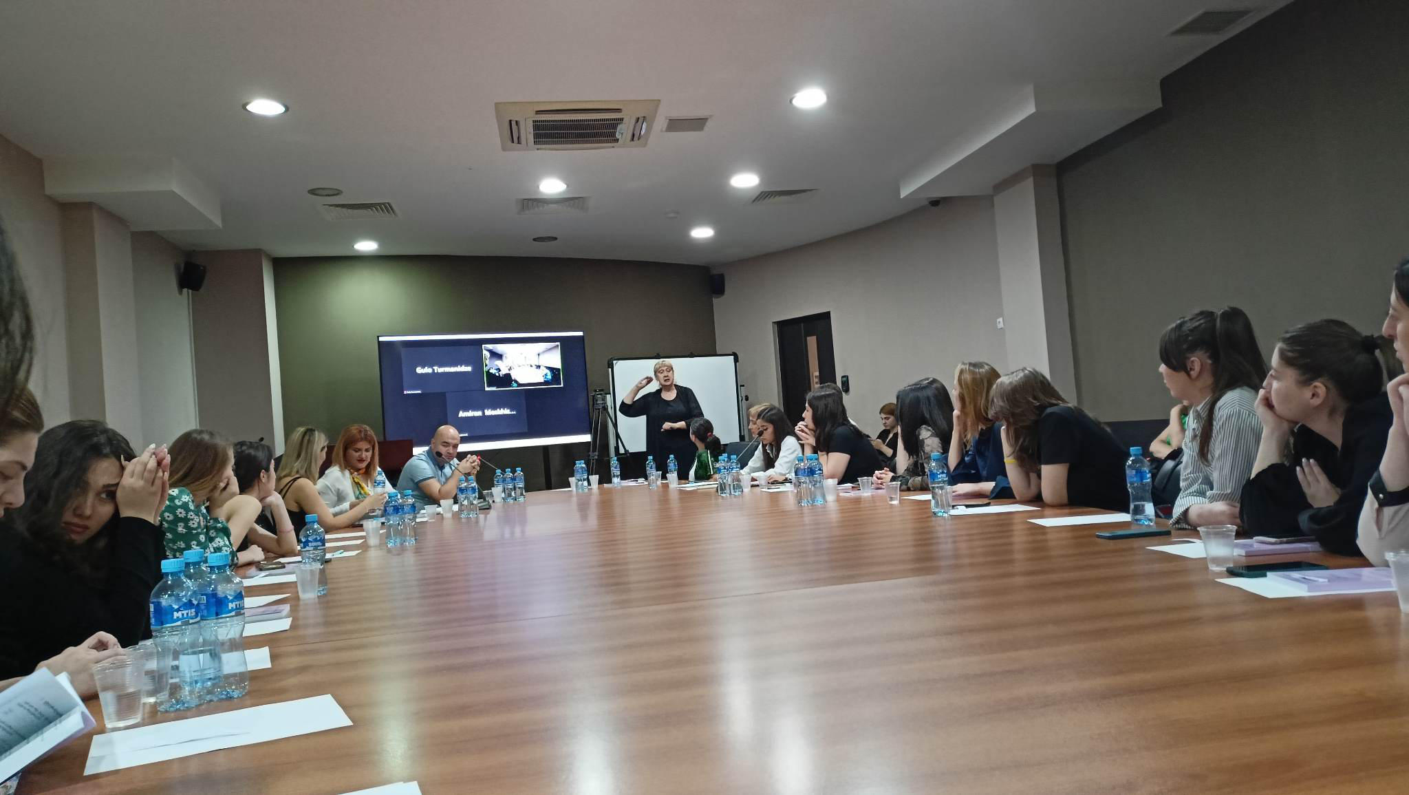 გრიგოლ რობაქიძის სახელობის უნივერსიტეტში გამართული დისკუსია ძალადობის საკითხების განხილვას დაეთმო