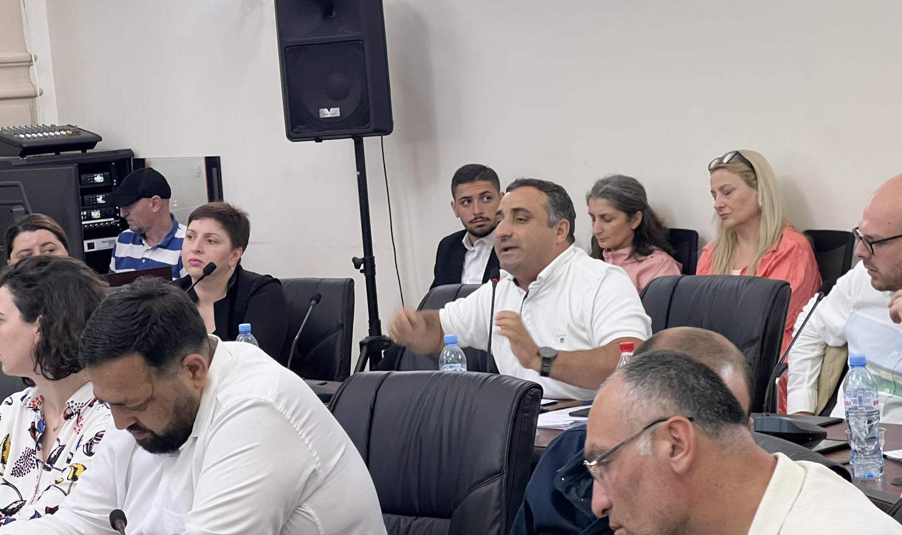 ბათუმის საკრებულოს სხდომაზე ოპოზიციონერმა დეპუტატებმა ქალაქში რუსულენოვანი კაფე-ბარებისა და სალონების გახსნა გააპროტესტეს