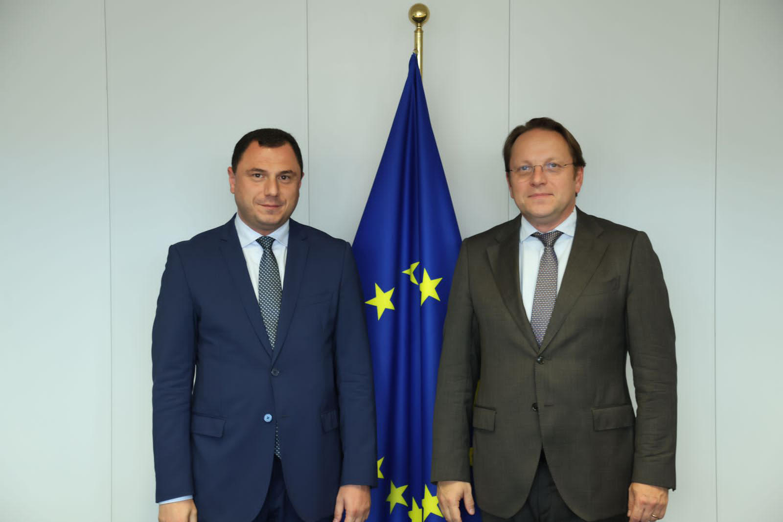 გიორგი ამილახვარი ევროკომისარ ოლივერ ვარჰეის შეხვდა