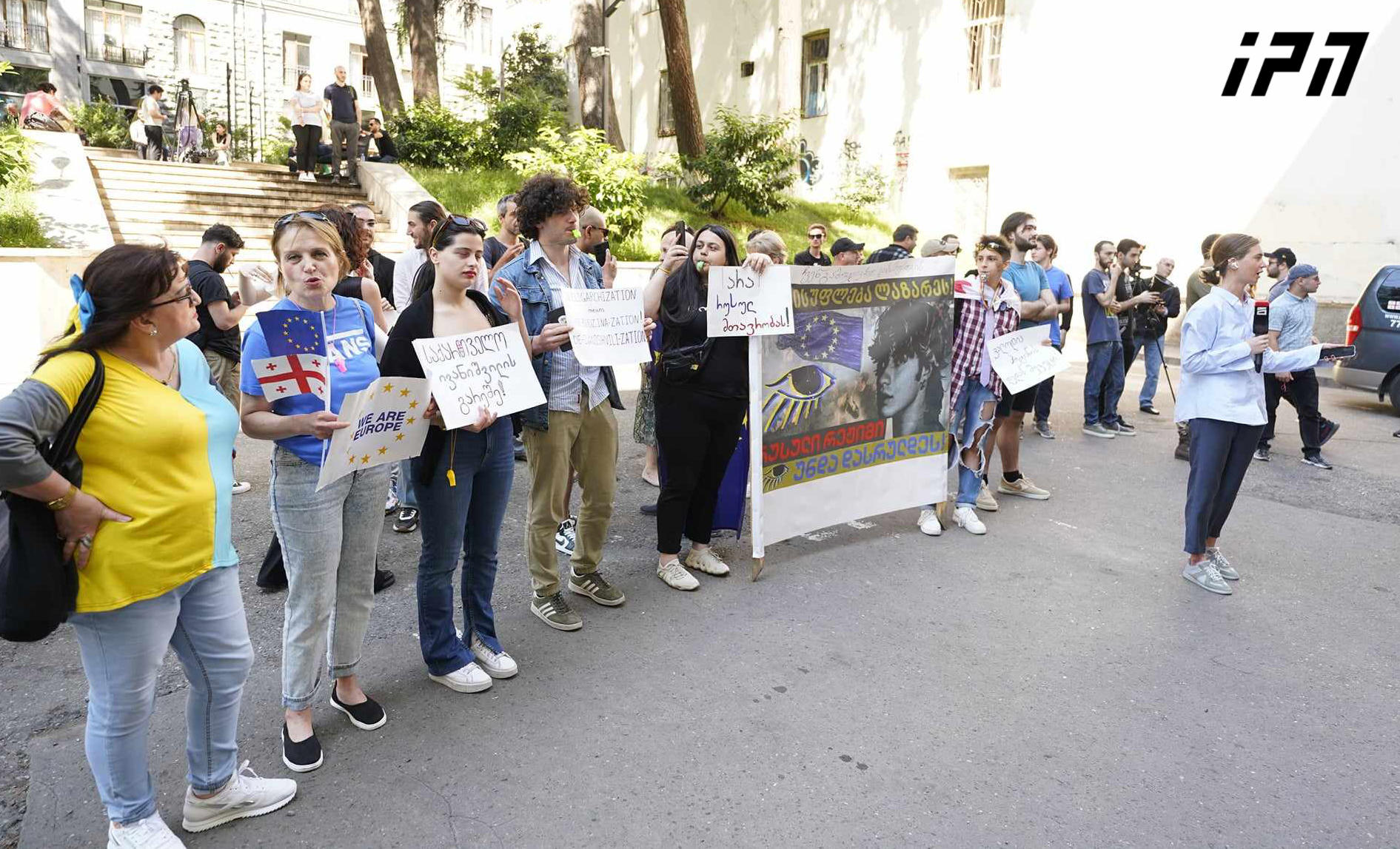პარლამენტის უკანა შესასვლელთან სამოქალაქო აქტივისტები იკრიბებიან
