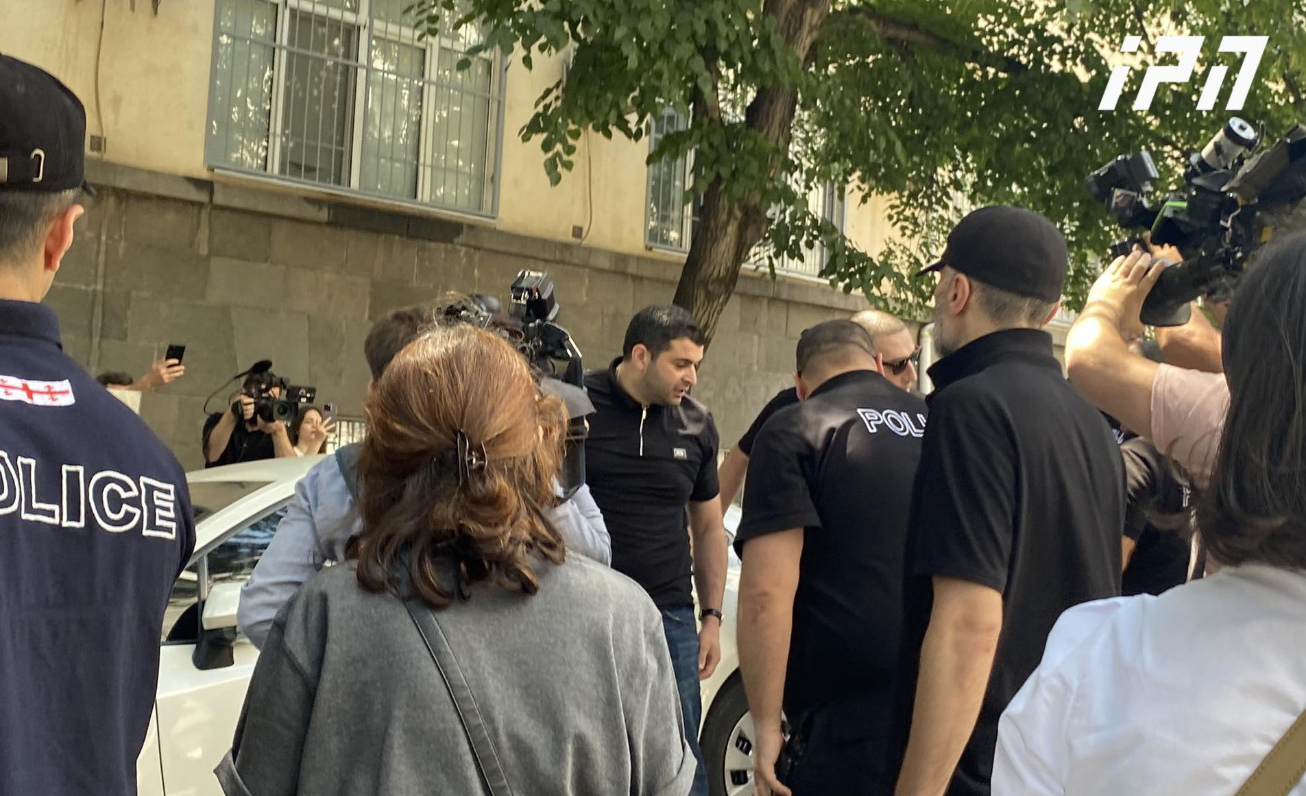 პარლამენტთან, სადაც სამოქალაქო აქტივისტები აქციას მართავენ, სავარაუდოდ, ორი პირი დააკავეს