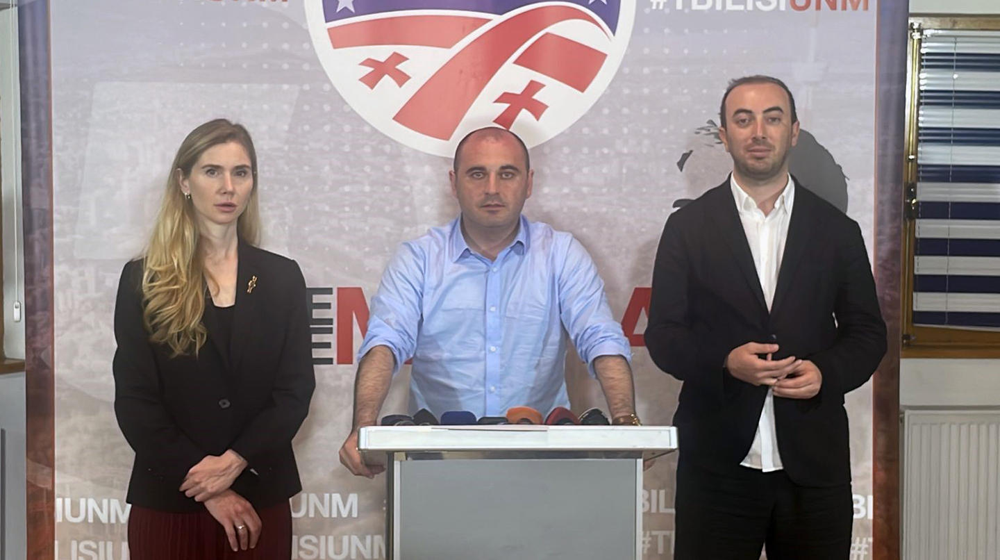 ლევან ხაბეიშვილი კასპში დაპირისპირებაზე - რუსულმა პარტიამ, „პუტინისტებმა“ სახლი ალყაში მოაქციეს, ქვებს ისროდნენ, დალეწეს „ნაციონალური მოძრაობის“ წევრების ავტომობილები, ცდილობდნენ გასწორებოდნენ მოქალაქეებს