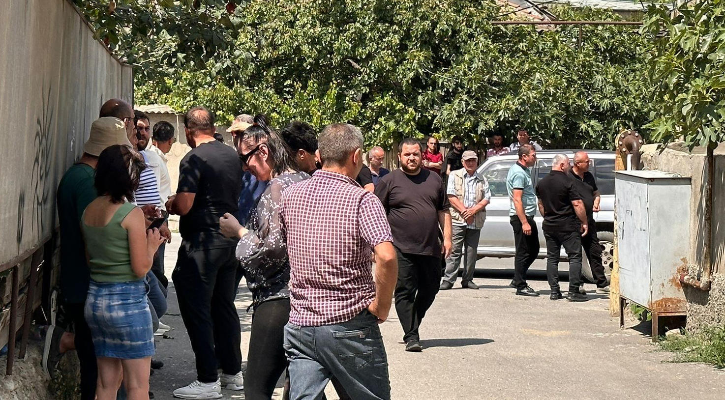 According to National Movement, representatives of Georgian Dream damaged Levan Khabeishvili's car and verbally insulted him during a meeting with residents in Kaspi