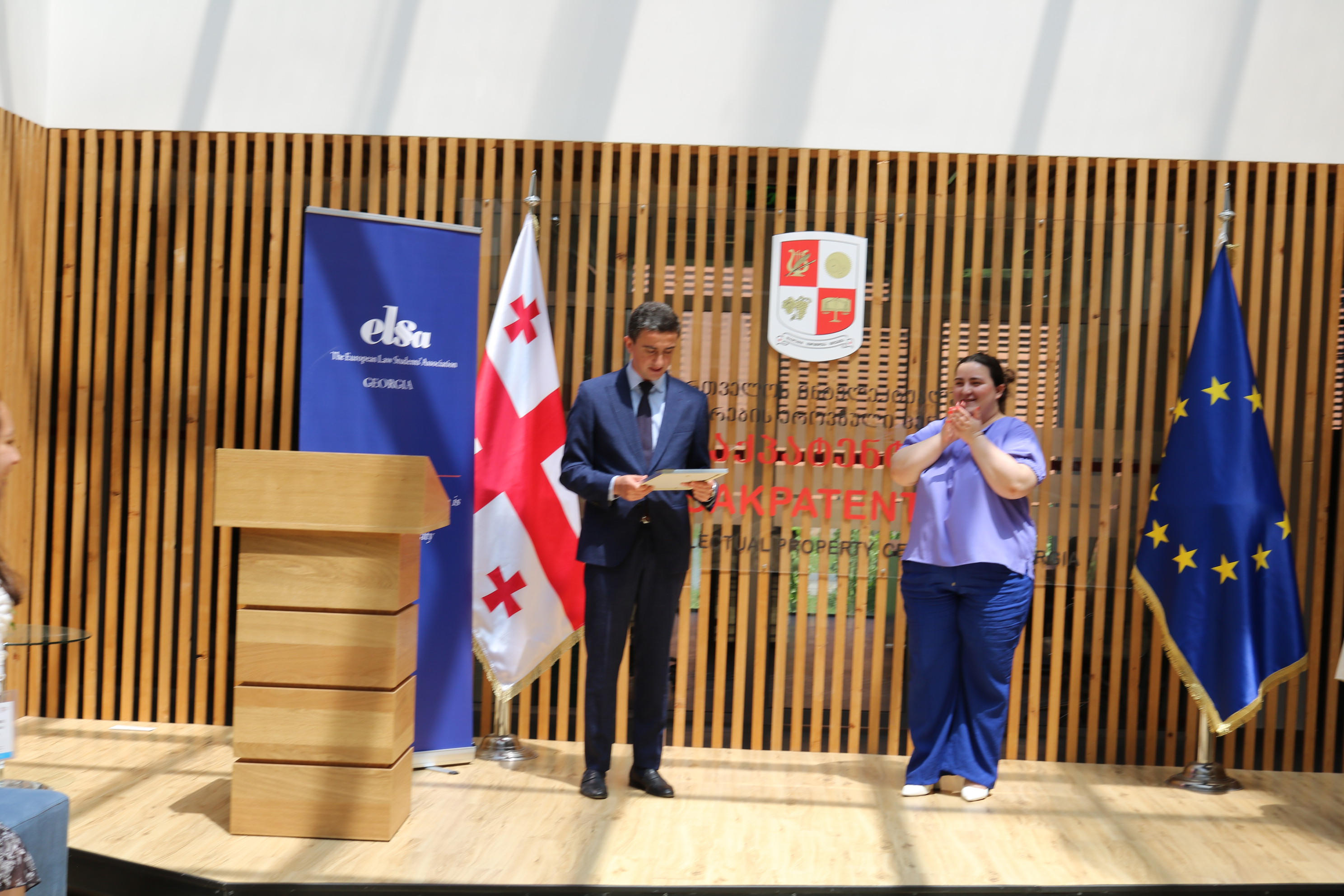 სოსო გიორგაძემ უცხოელ სტუდენტებს საერთაშორისო საზაფხულო სამართლის სკოლის წარმატებით დასრულების დამადასტურებელი სერტიფიკატები გადასცა