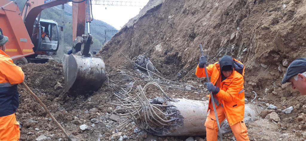 „საქართველოს რკინიგზა“ - ხარაგაულის მუნიციპალიტეტში მეწყერის ჩამოწოლის გამო სარკინიგზო მიმოსვლა შეფერხებულია - მოძრაობის აღდგენის დრო უცნობია