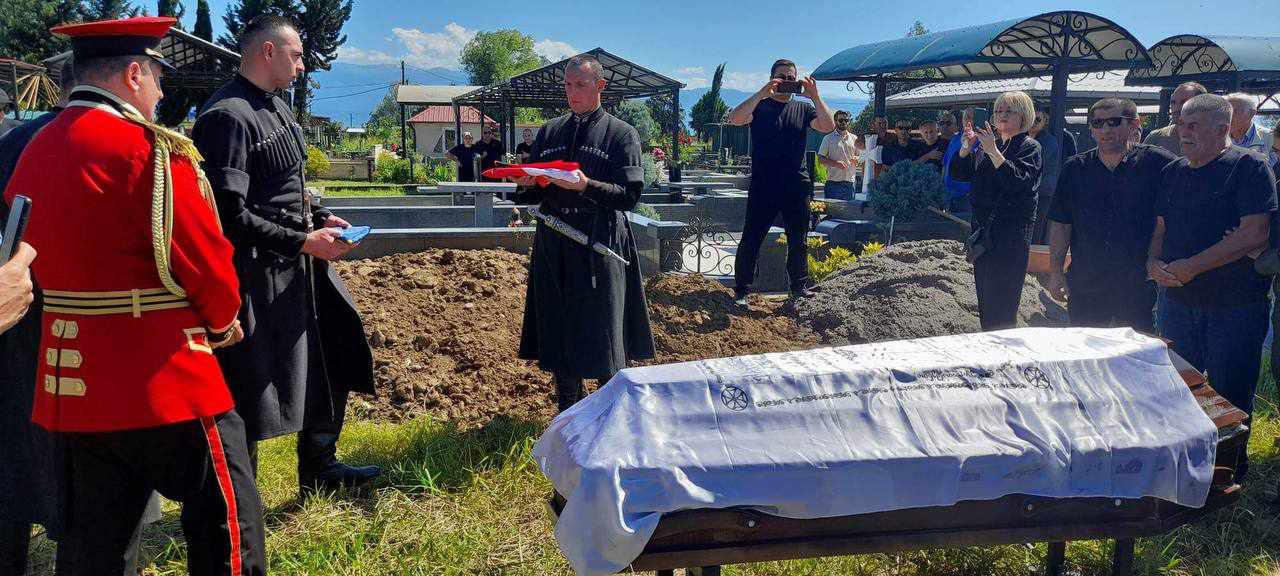 უკრაინაში დაღუპული ქართველი მებრძოლი მალხაზ კვიჟინაძე ქუთაისში სამხედრო პატივით დაკრძალეს