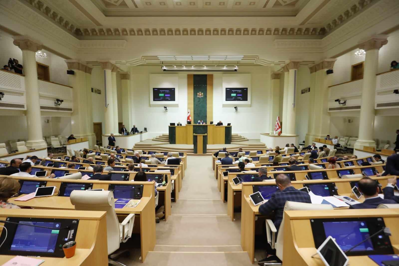 პარლამენტის წევრების გაზრდილი ხელფასები რიცხვების ნაცვლად, კოეფიციენტებით იქნება წარმოდგენილი - რეგლამენტში ცვლილებების პროექტი ამ მიმართულებით დაკორექტირდა
