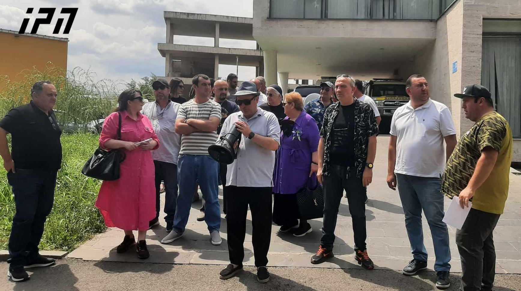 სასწრაფოში დასაქმებული ექიმებისა და მძღოლების ნაწილმა, მედიცინის მუშაკთა პროფკავშირთან ერთად, საპროტესტო აქცია გამართა