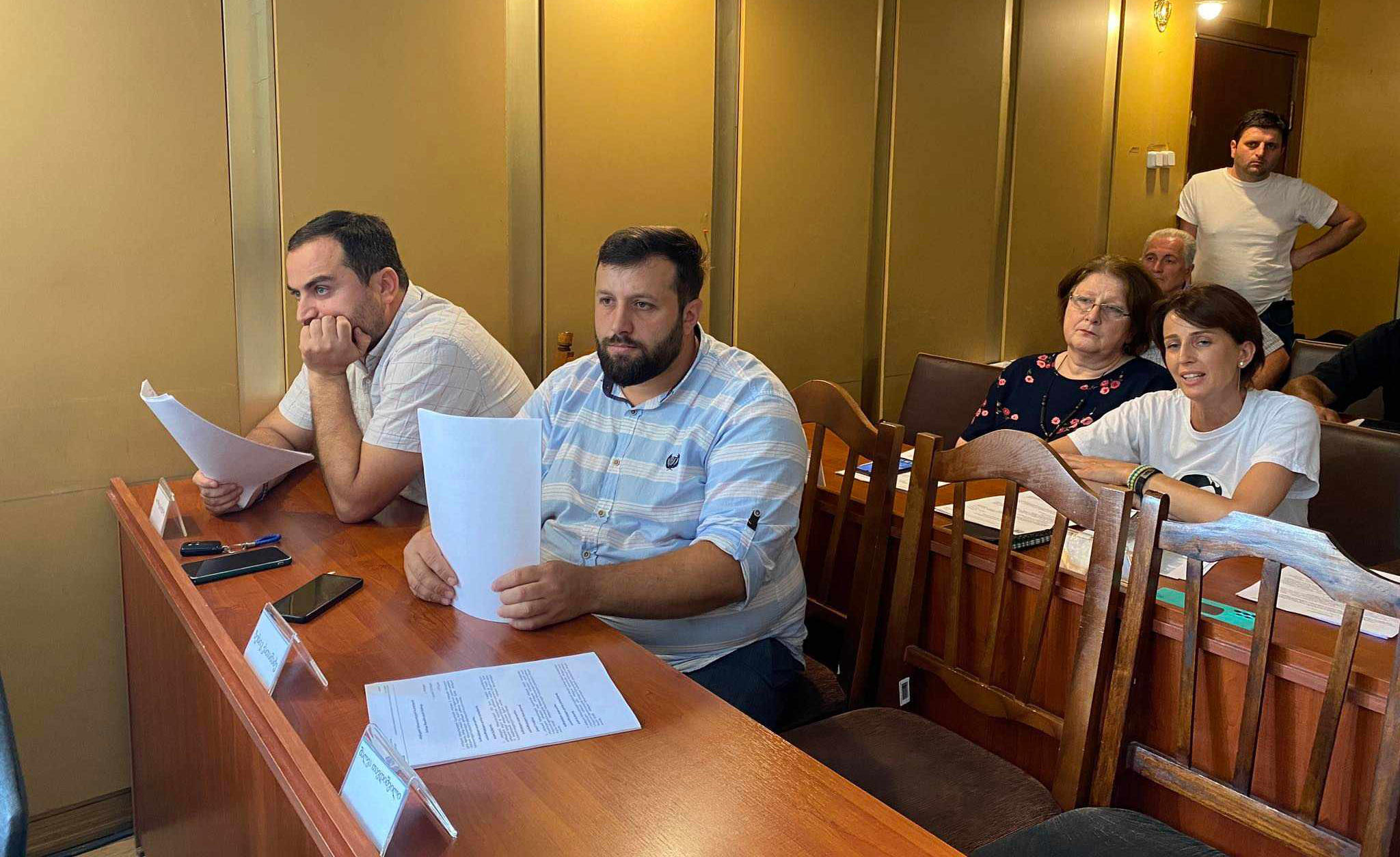 ოზურგეთის საკრებულოს სხდომაზე ხმაური იყო