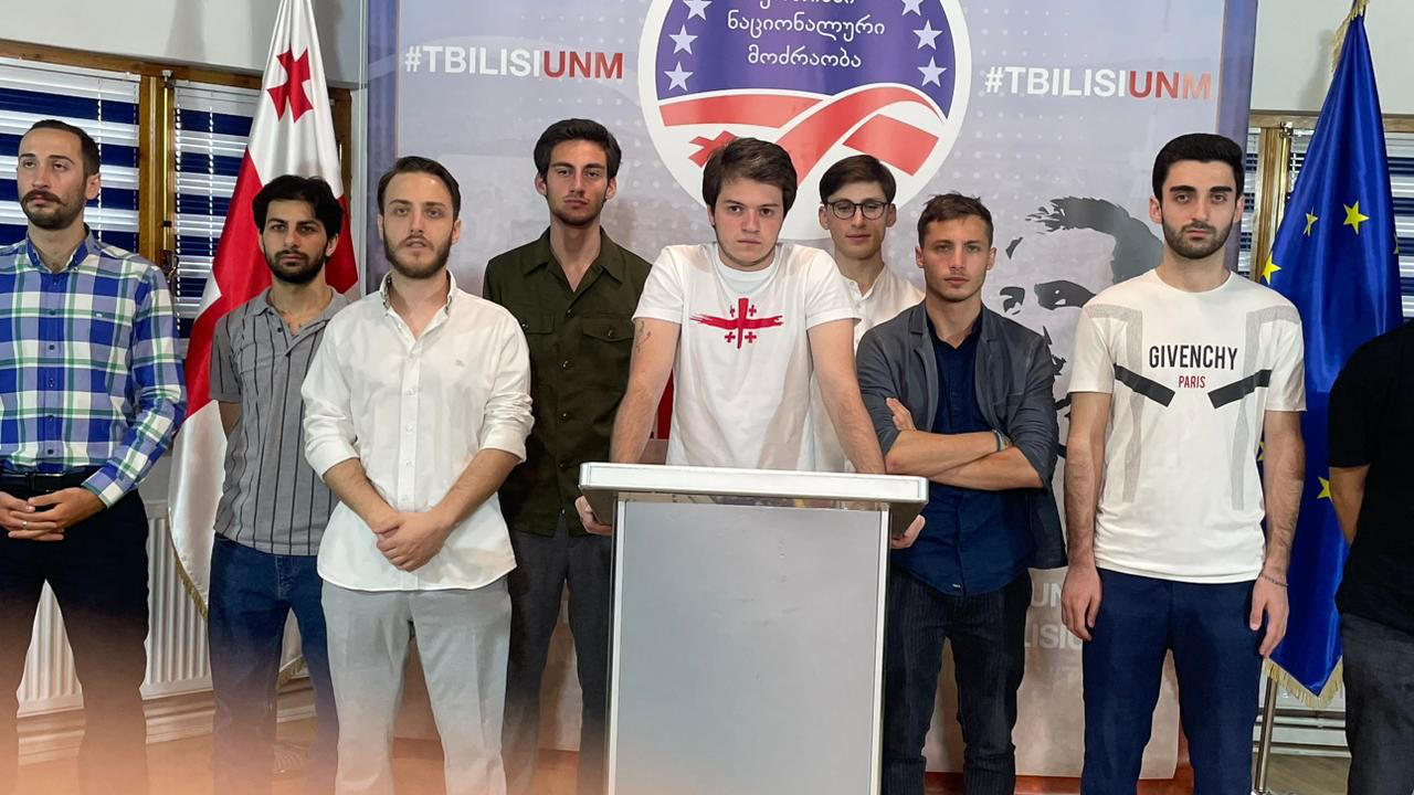 „ნაციონალური მოძრაობის“ წარმომადგენელი - „რუსული ოცნება“ ისევ გააგრძელებს ანტისაოკუპაციო სიმბოლიკიანი მაისურების და ადამიანების დევნას - მივმართავ ახალგაზრდებს, აუცილებლად ვიმოძრაოთ ანტისაოკუპაციო სიმბოლიკიანი მაისურებით