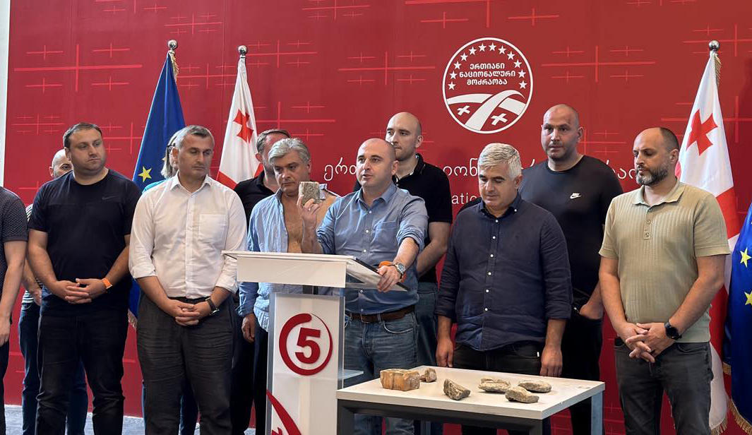 ლევან ხაბეიშვილი - დიახ, პრეზიდენტ სააკაშვილთან ერთად ვაპირებთ ამ ქვასროლია „პუტინისტებს“ კუდით ქვა ვასროლინოთ - თუ უნდა ჩავსულიყავი 150 სოფელში, ახლა ჩავალ 240-ში, არაფრის გვეშინია!