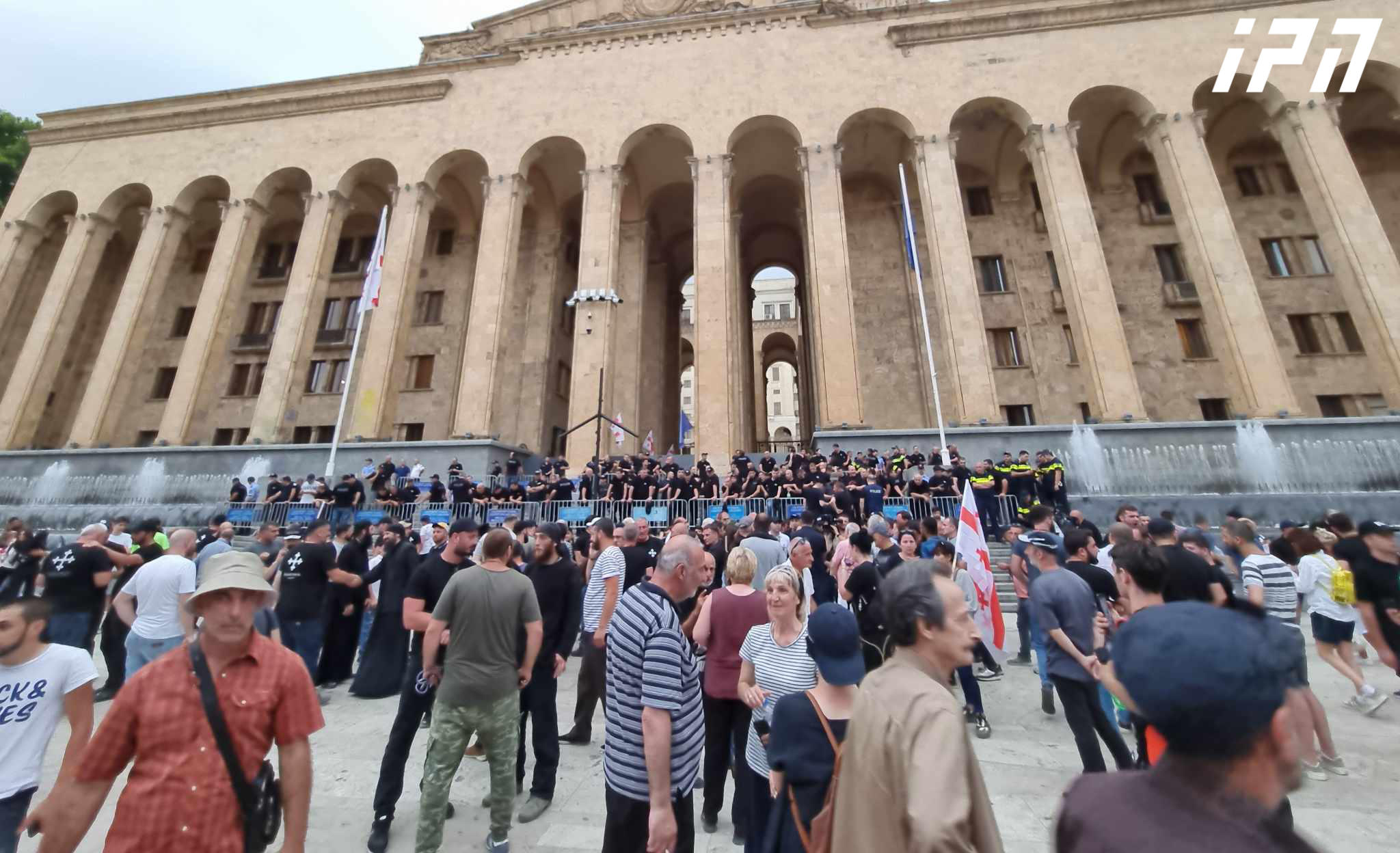 „პრაიდ ფესტივალის“ მოწინააღმდეგეები 2021 წლის 5 ივლისს დაკავებული პირების გათავისუფლებას და სექსუალური უმცირესობის წინააღმდეგ კანონის მიღებას ითხოვენ