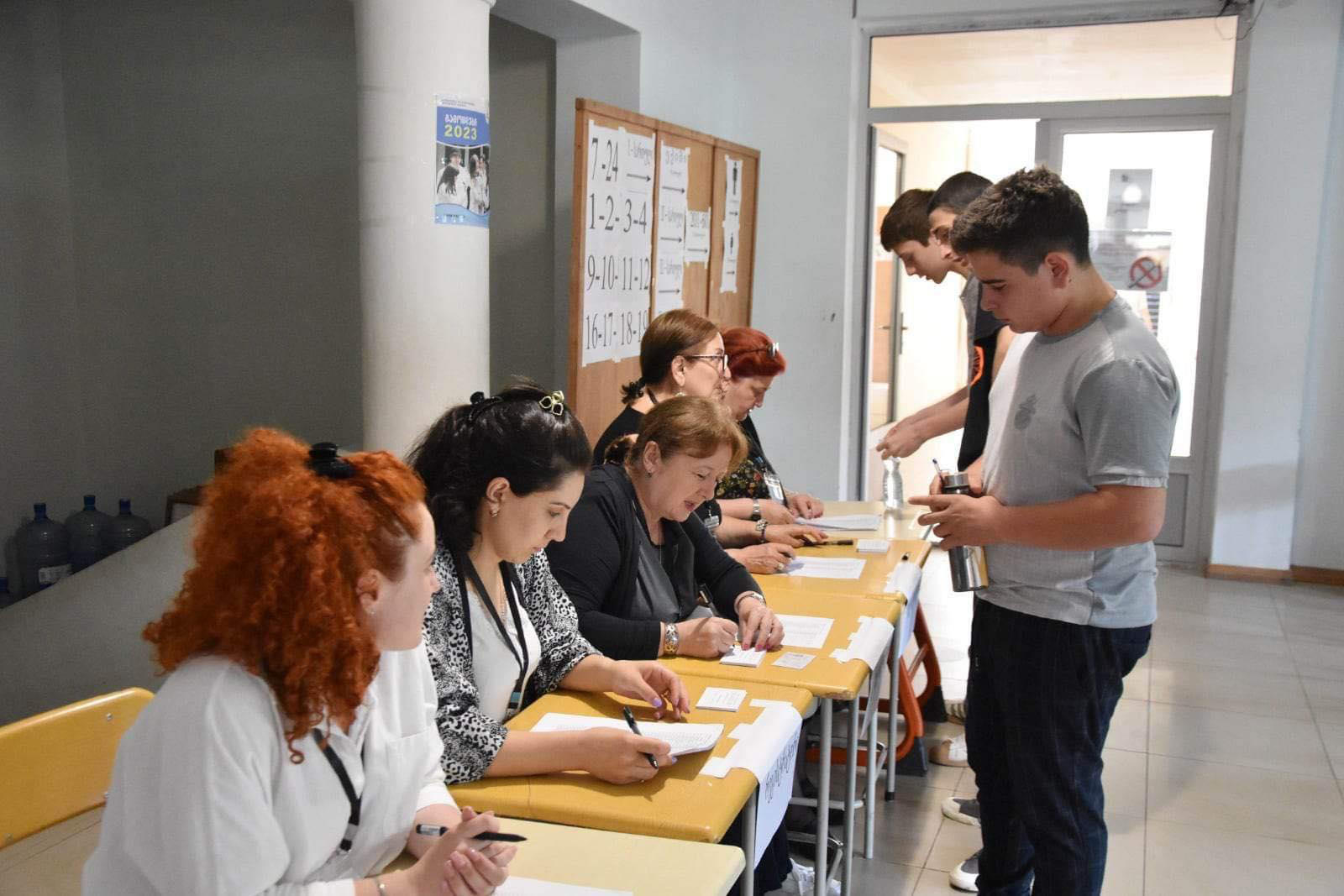 ლიცეუმში ჩარიცხვის მსურველი მოსწავლეები მისაღებ გამოცდებს აბარებენ