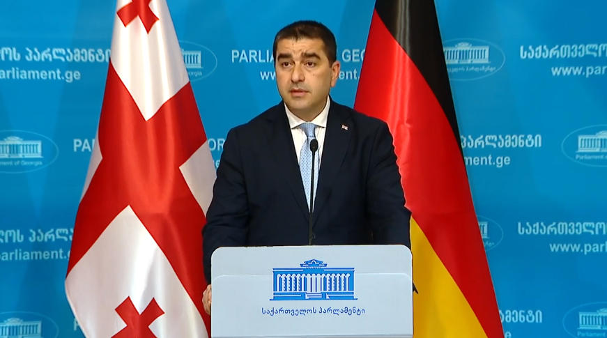 შალვა პაპუაშვილი განმარტავს, პრეზიდენტის ვეტოს დაძლევისას, რატომ არ გაითვალისწინა კენჭისყრის შედეგების გადათვლის თაობაზე სანდრო რაქვიაშვილის მოთხოვნა იმის დასადგენად,  იმყოფებოდა თუ არა დარბაზში  „ქართული ოცნების“ 76 დეპუტატი