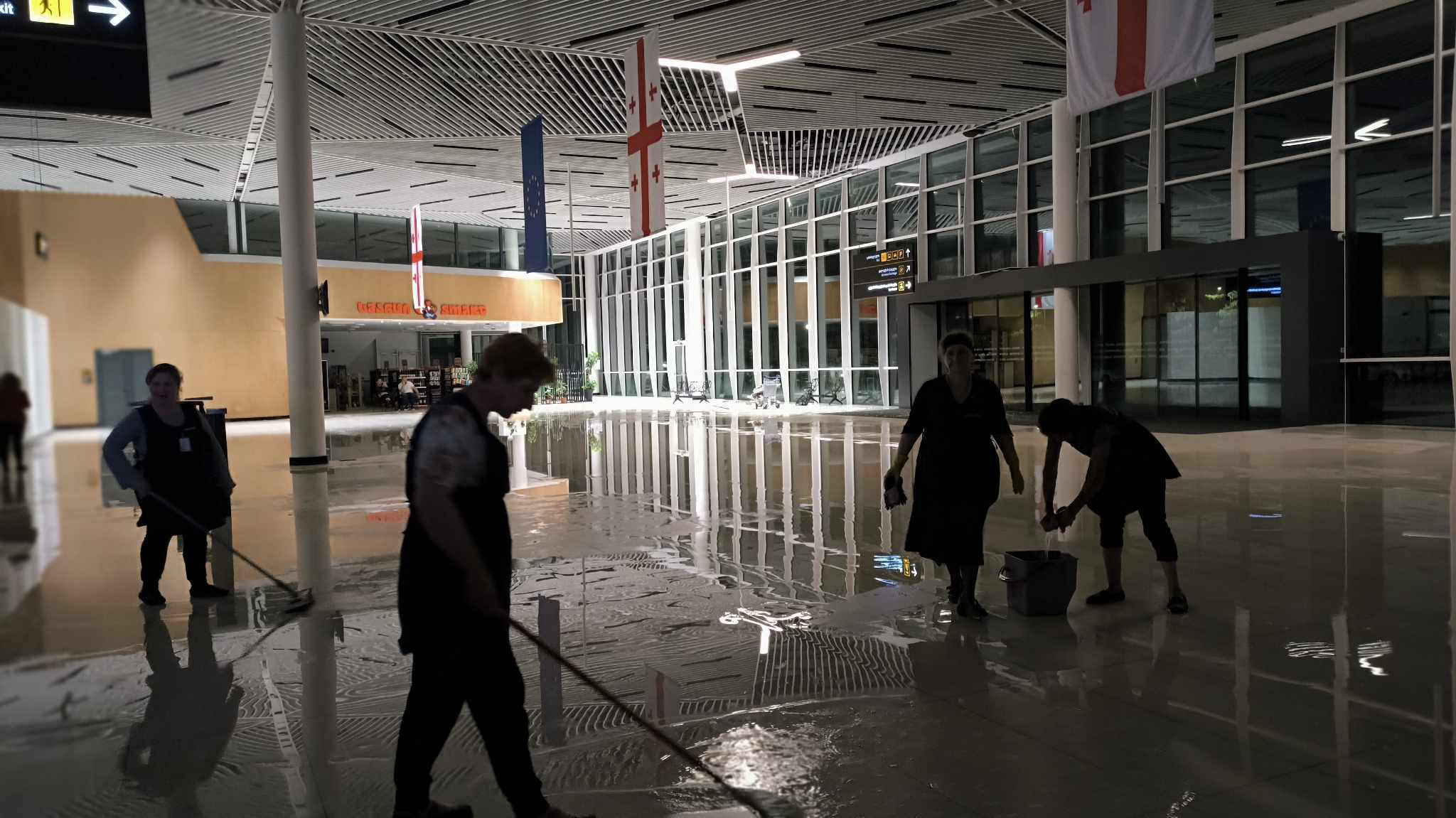 ძლიერი წვიმის შედეგად ქუთაისის აეროპორტში ჭერის ნაწილი დაზიანდა