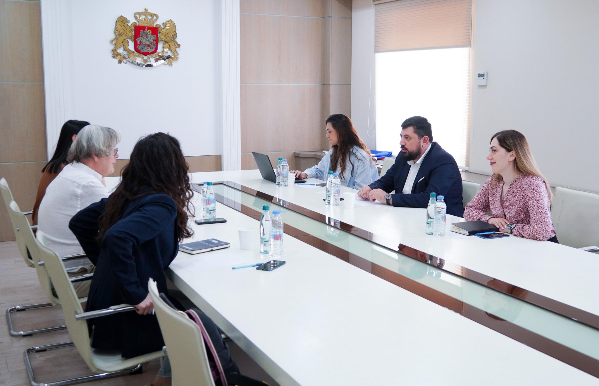 ანტიკორუფციული ბიუროს უფროსი რაჟდენ კუპრაშვილი ევროკავშირის მიერ დაფინანსებული პროექტის „საჯარო მმართველობის რეფორმის მხარდაჭერა საქართველოში“ ექსპერტებს შეხვდა
