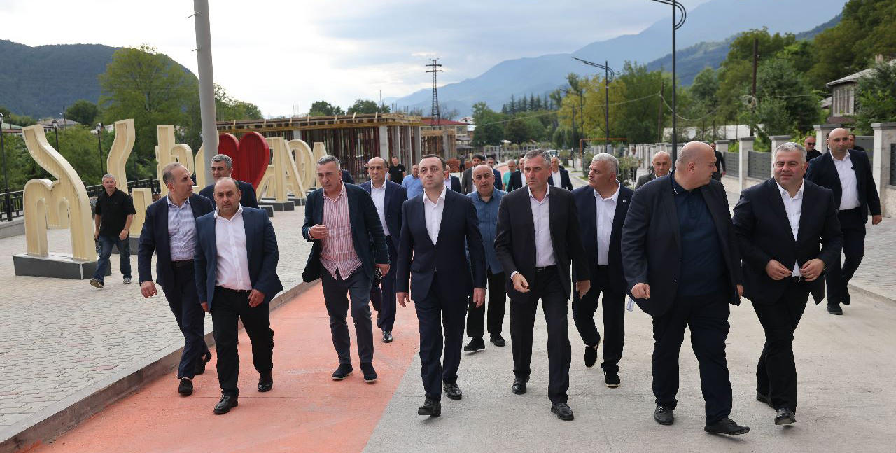 ირაკლი ღარიბაშვილმა ამბროლაურში ბაჩანა ბრეგვაძის სახელობის რეაბილიტირებული სკვერი და მდინარე კრიხულას სანაპიროს კეთილმოწყობის სამუშაოები დაათვალიერა
