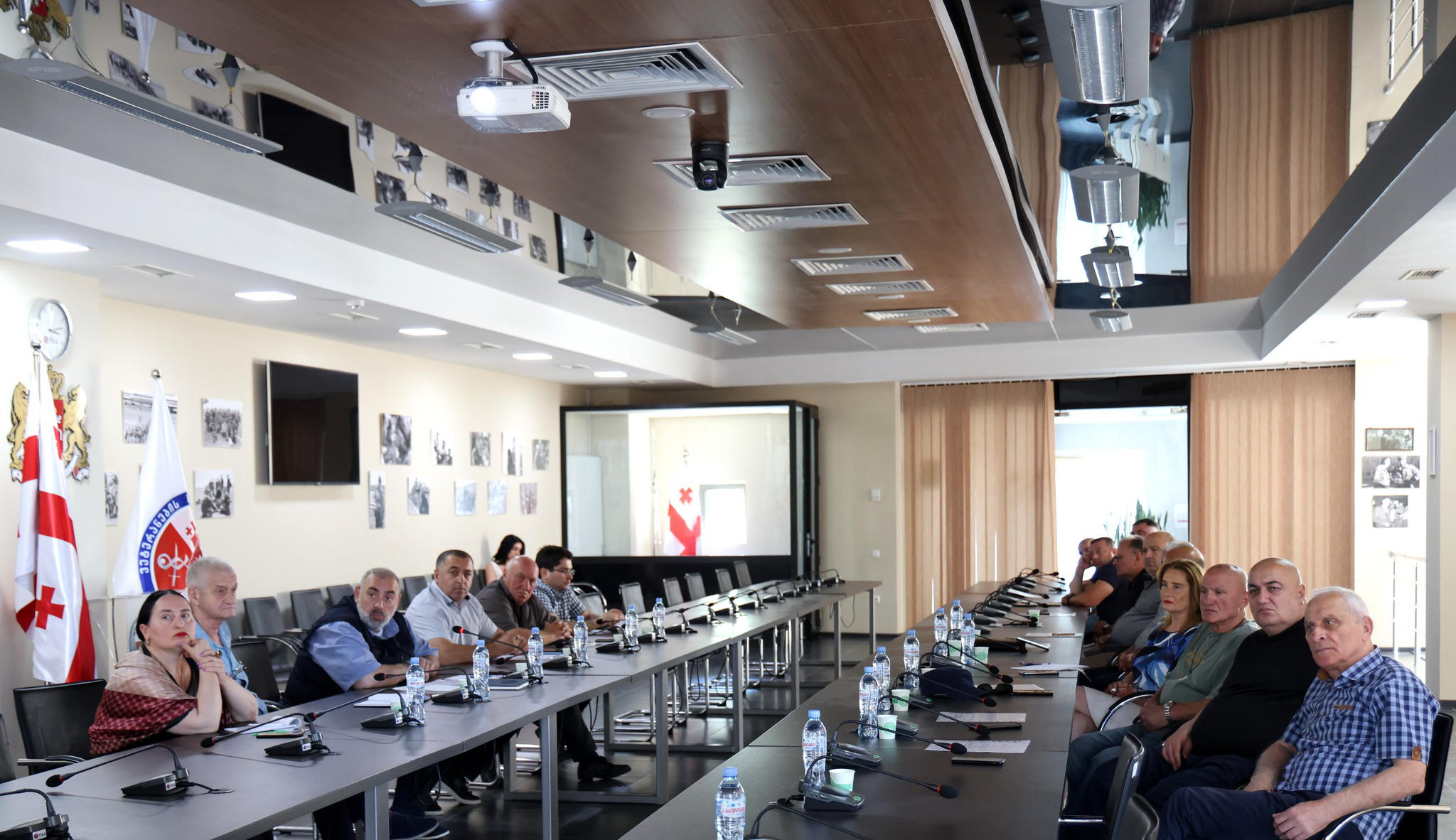 ვეტერანების საქმეთა სახელმწიფო სამსახურში ვეტერანის სტატუსის მაძიებელთა საბრძოლო მოქმედებებში მონაწილეობის დამდგენი განახლებული კომისიის წევრთა შეხვედრა გაიმართა