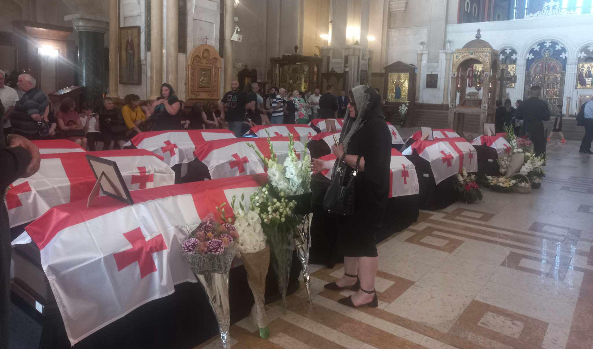 ოკუპირებული აფხაზეთიდან გადმოსვენებული 13 იდენტიფიცირებული პირის სამოქალაქო პანაშვიდი მიმდინარეობს