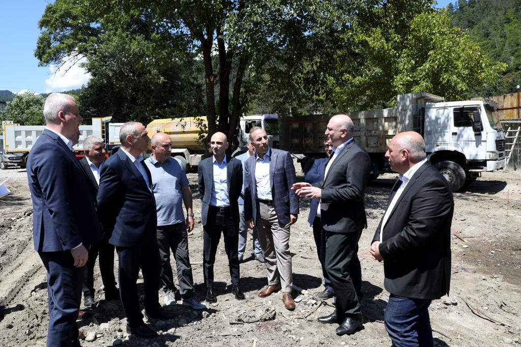 დევნილი ოჯახების განსახლების მიზნით, ბორჯომში საცხოვრებელი კომპლექსის მშენებლობა დაიწყო