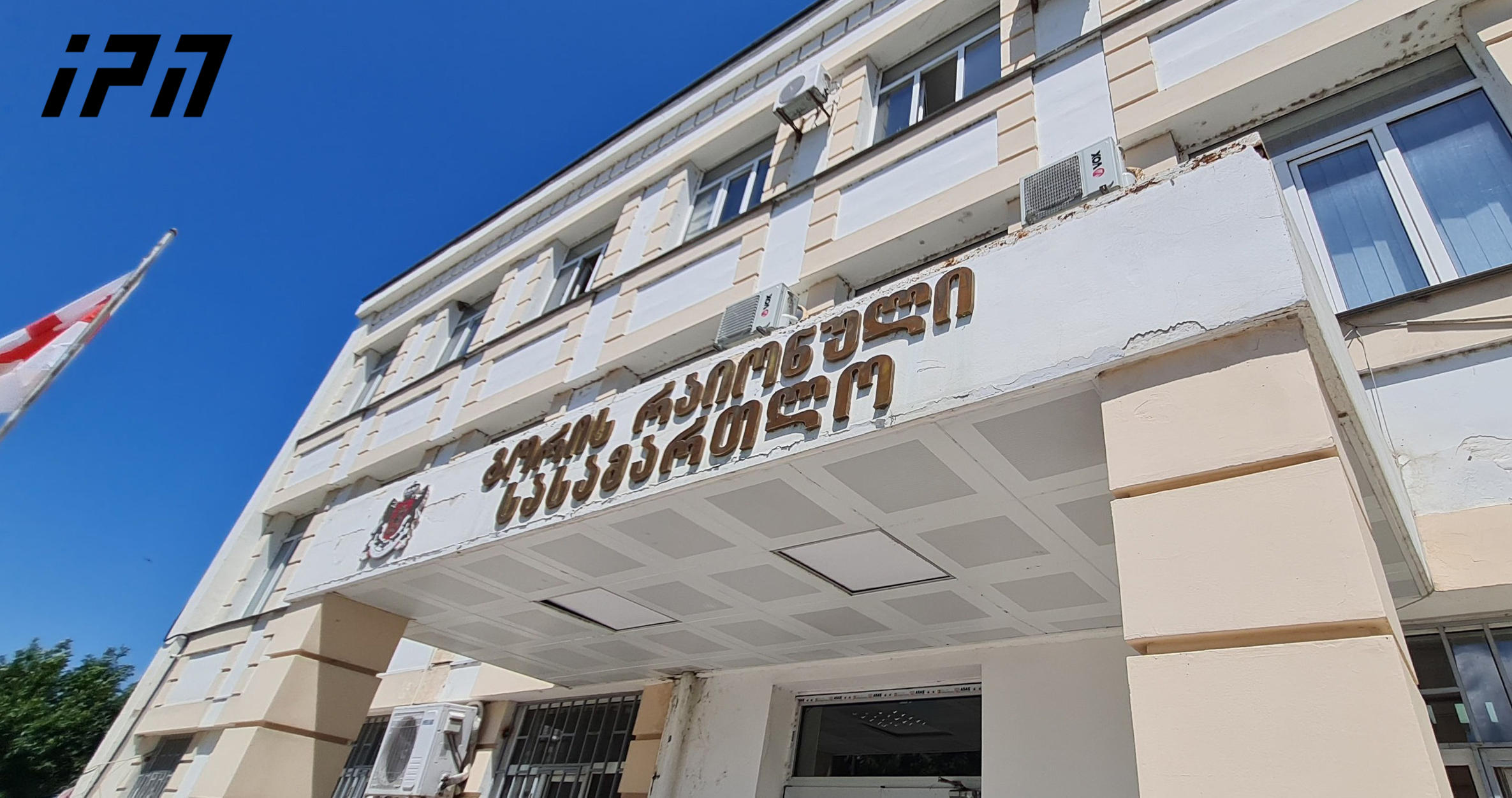 სასამართლო კასპში, პოლიციის თანამშრომლისა და მისი ოჯახის მიმართ ჩადენილი ჯგუფური ძალადობის ფაქტზე დაკავებულებისთვის აღკვეთის ღონისძიების შეფარდებაზე მსჯელობს