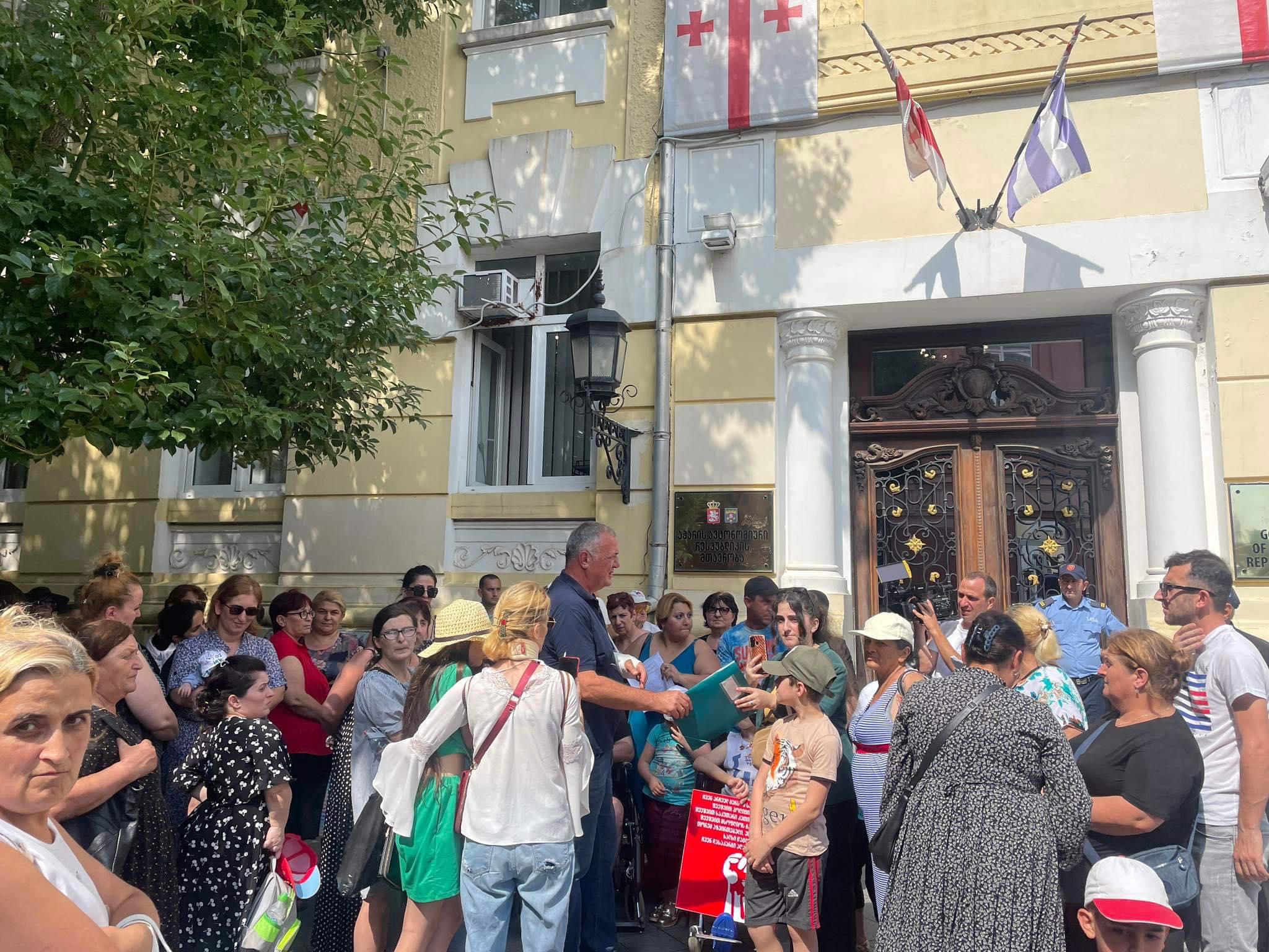 ბათუმში მოქალაქეთა ჯგუფი აქციას მართავს და საცხოვრებლით დაკმაყოფილებას ითხოვს
