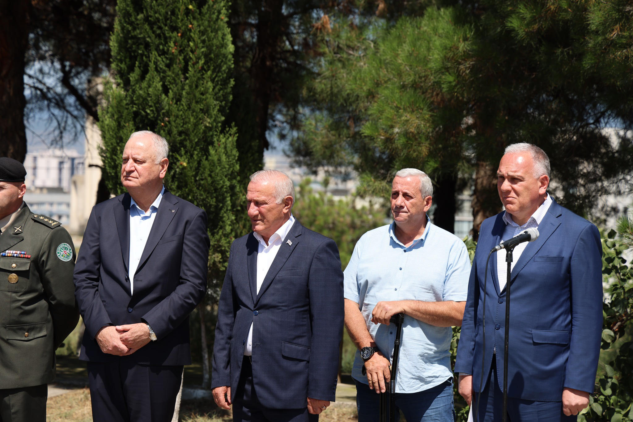 აფხაზეთიდან გადმოსვენებული მებრძოლის, დავით ზაქარაიას ნეშტი დიღმის ძმათა სასაფლაოზე სამხედრო პატივით დაკრძალეს