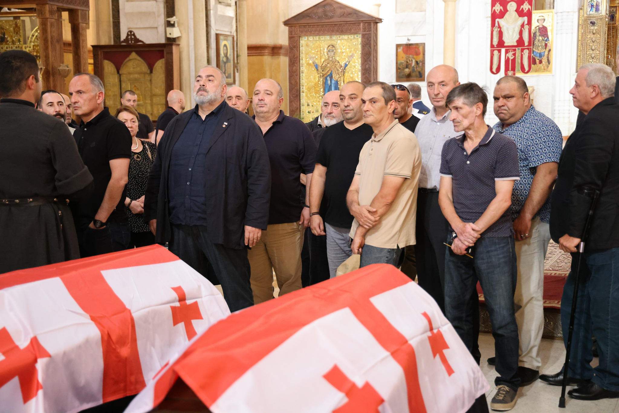კობა კობალაძე სამების საპატრიარქო ტაძარში, 1990-იანი წლებში, აფხაზეთში, საომარი მოქმედებების დროს დაღუპულთა სამოქალაქო პანაშვიდზე იმყოფებოდა