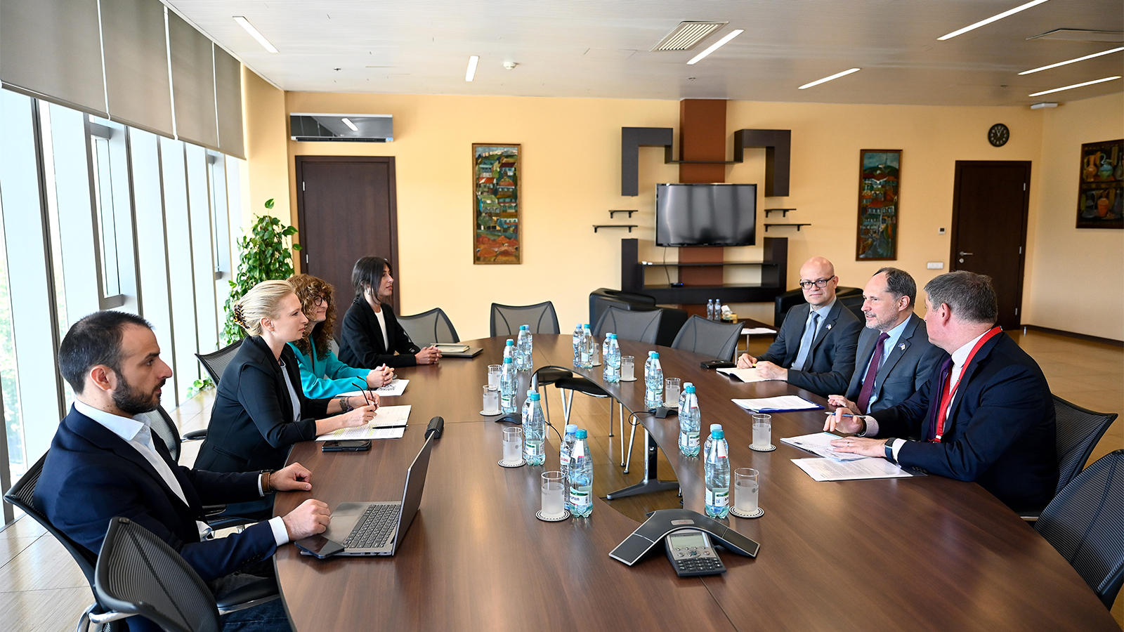 ნათია თურნავა ევროკავშირის ელჩს პაველ ჰერჩინსკის შეხვდა