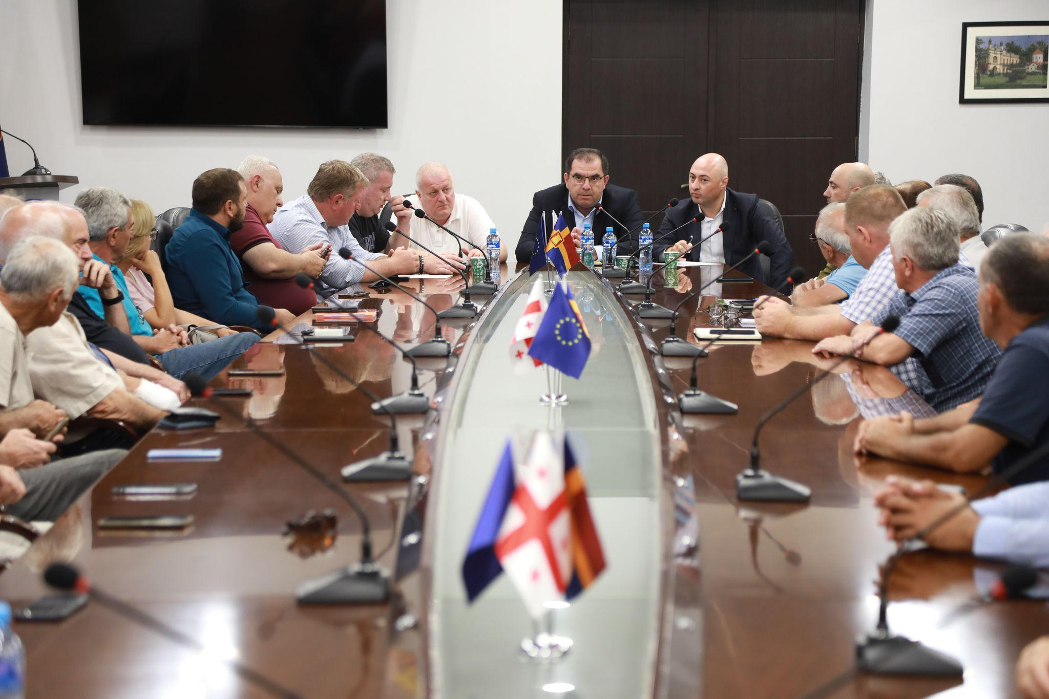 გარემოს დაცვისა და სოფლის მეურნეობის მინისტრის მოადგილე თენგიზ ნასარიძე ლურჯი მოცვის მწარმოებელ ფერმერებს შეხვდა