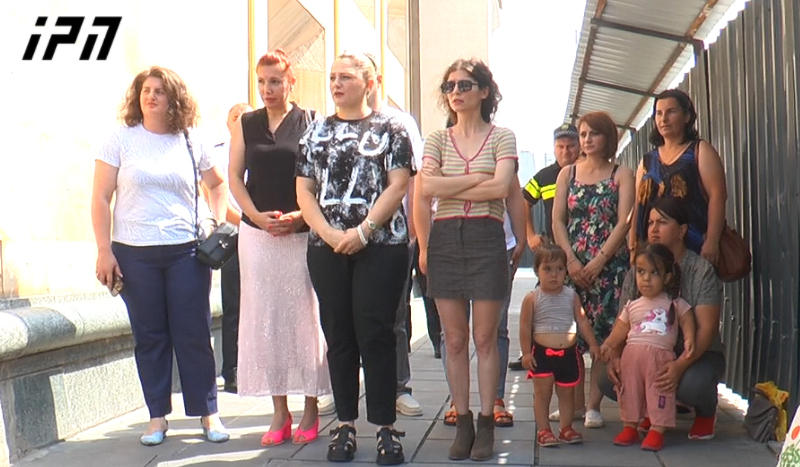 აქონდროპლაზიის დიაგნოზის მქონე ბავშვების მშობლები - პარასკევამდე, 5 დღეს ვაძლევთ და ვთხოვთ მთავრობას, ჯანდაცვის სამინისტროს, გონივრული ვადა გვითხრან, როდის შეძლებენ ბავშვები მედიკამენტის მიღებას