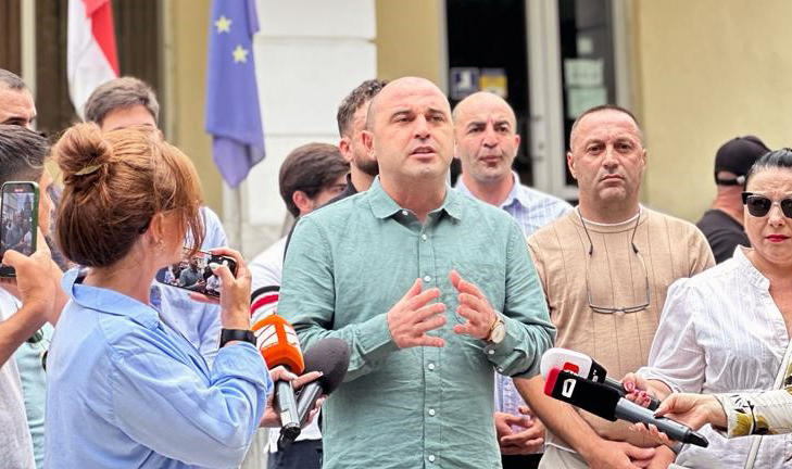ლევან ხაბეიშვილი - ჩვენს თანამებრძოლებს, რომლებიც ლავროვის ოჯახის ჩამოსვლას აპროტესტებდნენ, სასამართლოებში თვეში რამდენჯერმე დაატარებენ, რომ ციხეში გაუშვან, ან ჯარიმა დაუწერონ