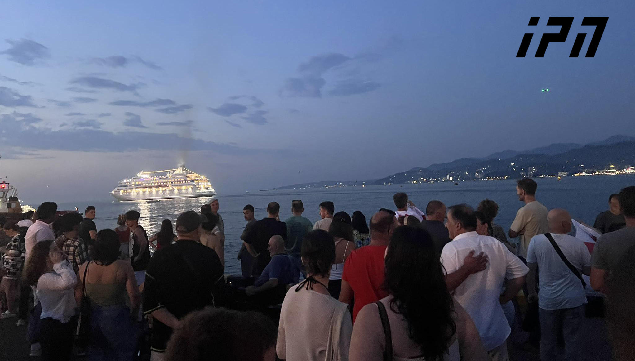 სოჭიდან წამოსულმა საკრუიზო ლაინერმა ბათუმის პორტი ხმაურისა და პროტესტის ფონზე დატოვა