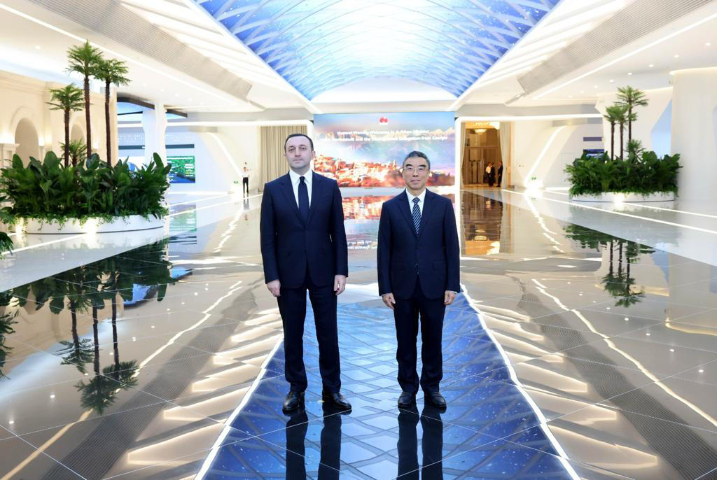 ირაკლი ღარიბაშვილი Huawei-ის სადემონსტრაციო  ცენტრს ეწვია