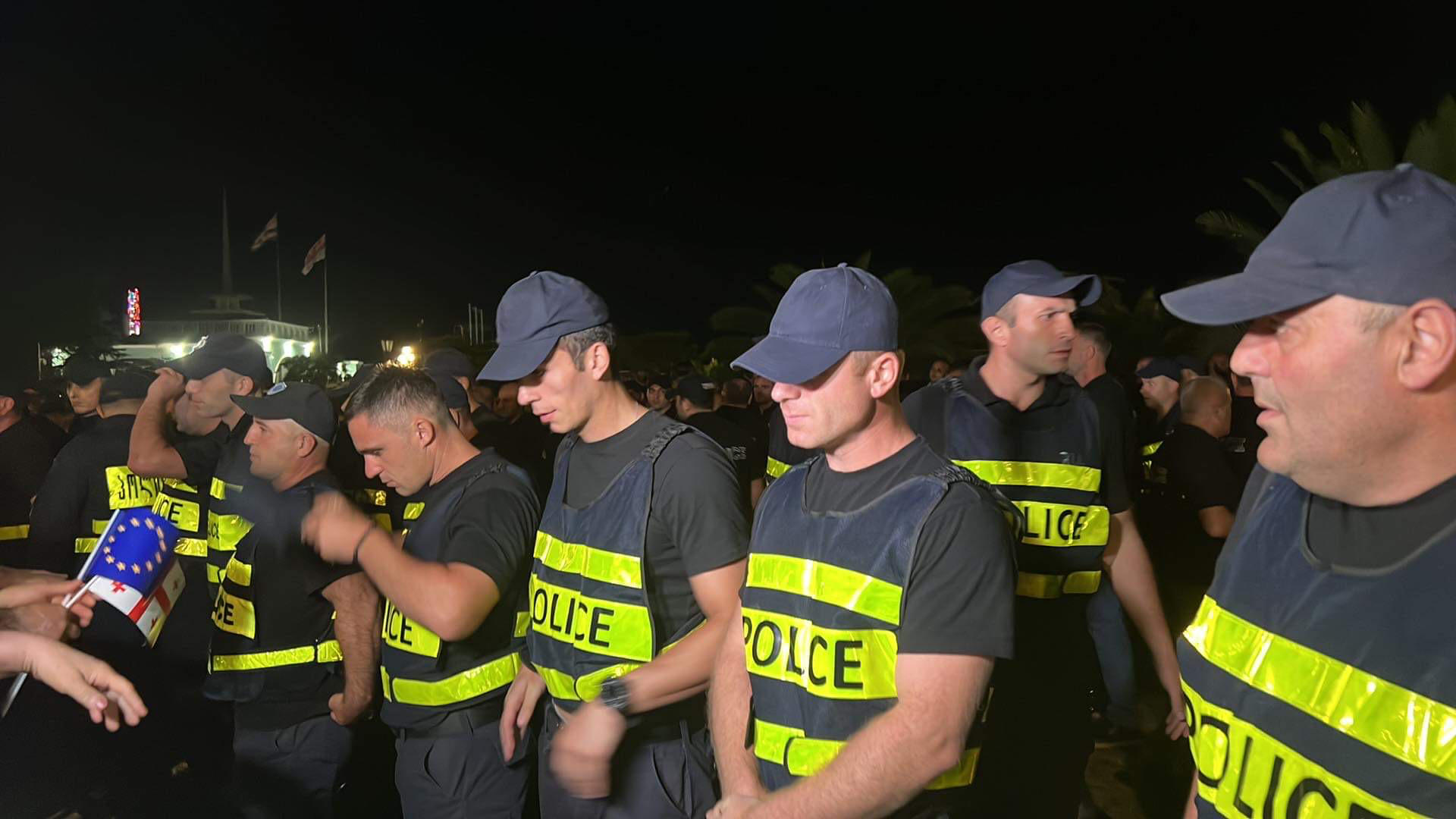 ბათუმის პორტთან, სადაც მოქალაქეები სოჭიდან საკრუიზო ლანიერის შემოსვლას აპროტესტებენ, პოლიციის დიდი რაოდენობაა მობილიზებული - ტერიტორიაზე კვლავ რჩებიან პროტესტის მონაწილეები