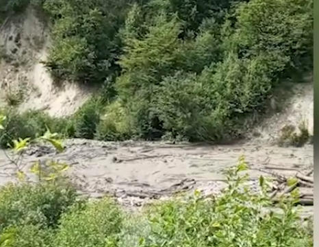 გუბერნატორის მოადგილე - მეწყერი შოვის შესასვლელიდან იწყება და საკმაოდ ძლიერია - ხიდი და ცენტრალური გზის გარკვეული ნაწილია წაღებული, რის გამოც ამ ეტაპზე წინ ვეღარ გადავადგილდებით