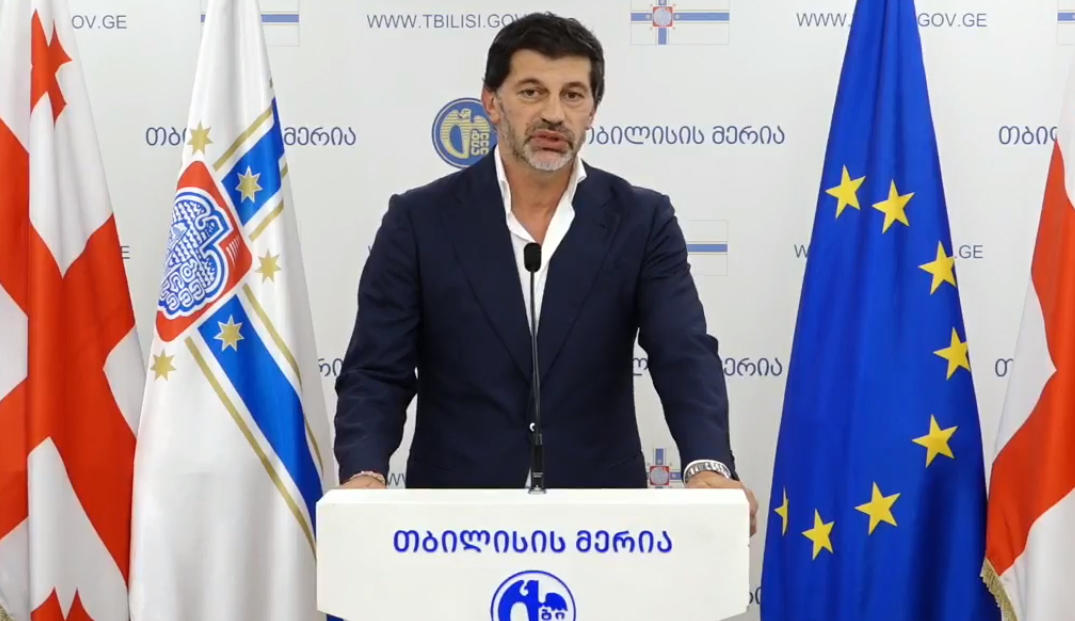 კახა კალაძის განცხადებით,  შოვში მისი შვილები მართლაც ისვენებდნენ, თუმცა კურორტი არა ვერტმფრენით, არამედ მისი კუთვნილი მანქანებით დატოვეს