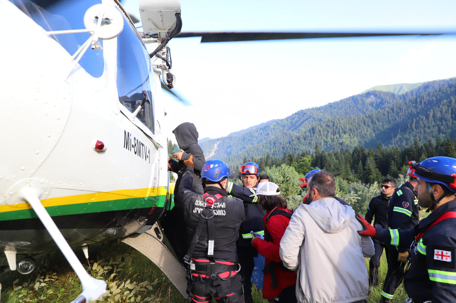 МВД распространяет информацию о спасательных мероприятиях в зоне стихии в Шови