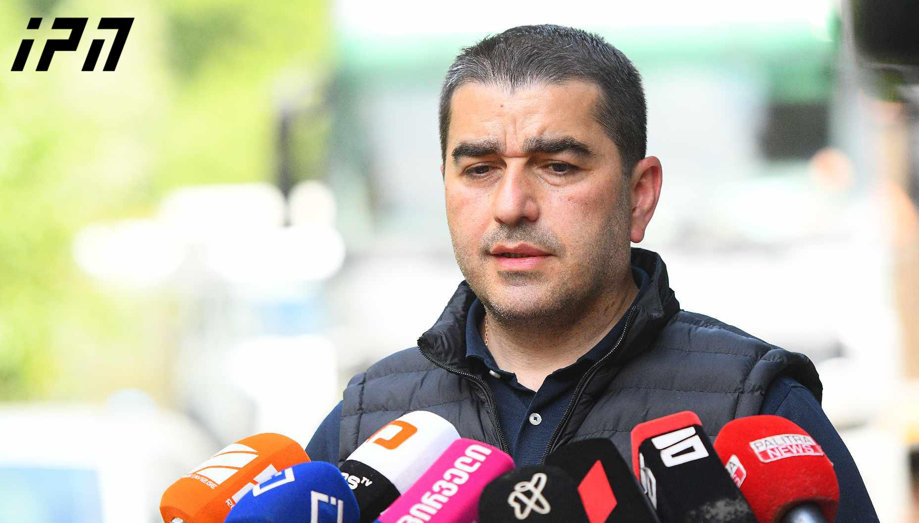 შალვა პაპუაშვილი „მთის ამბების“ მიერ გავრცელებულ ფოტოზე - ზუსტად ამ ფოტოს გადაღებამდე ბევრი ვისაუბრეთ ამ მამაკაცმა და მე - ინტერესი რომ გქონოდათ, ფოტოს რაკურსის ძებნის ნაცვლად, მოხვიდოდით და მოგვისმენდით