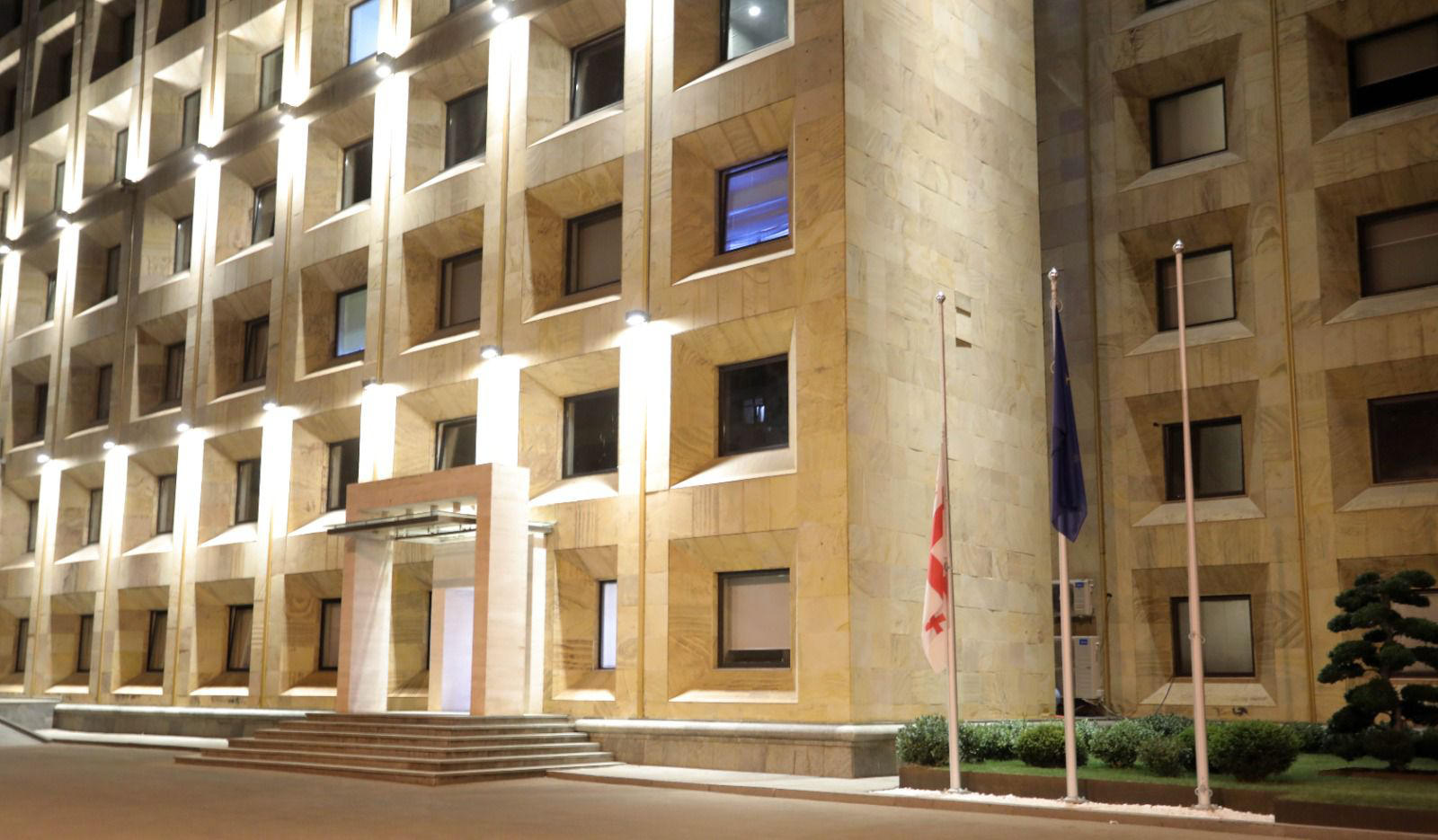 საქართველოში გლოვის დღეა - გლოვის დღესთან დაკავშირებით  ადმინისტრაციულ შენობებზე  სახელმწიფო დროშები დაშვებულია