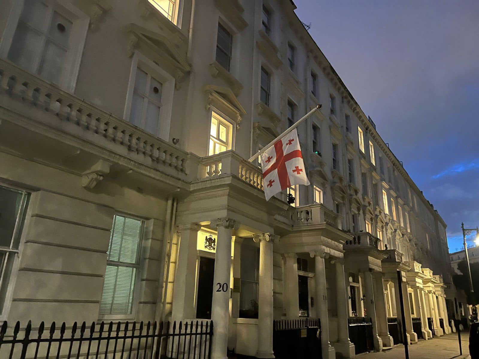 გლოვის დღესთან დაკავშირებით, საგარეო უწყების და საზღვარგარეთ საქართველოს დიპლომატიური წარმომადგენლობების შენობებზე სახელმწიფო დროშები დაეშვა