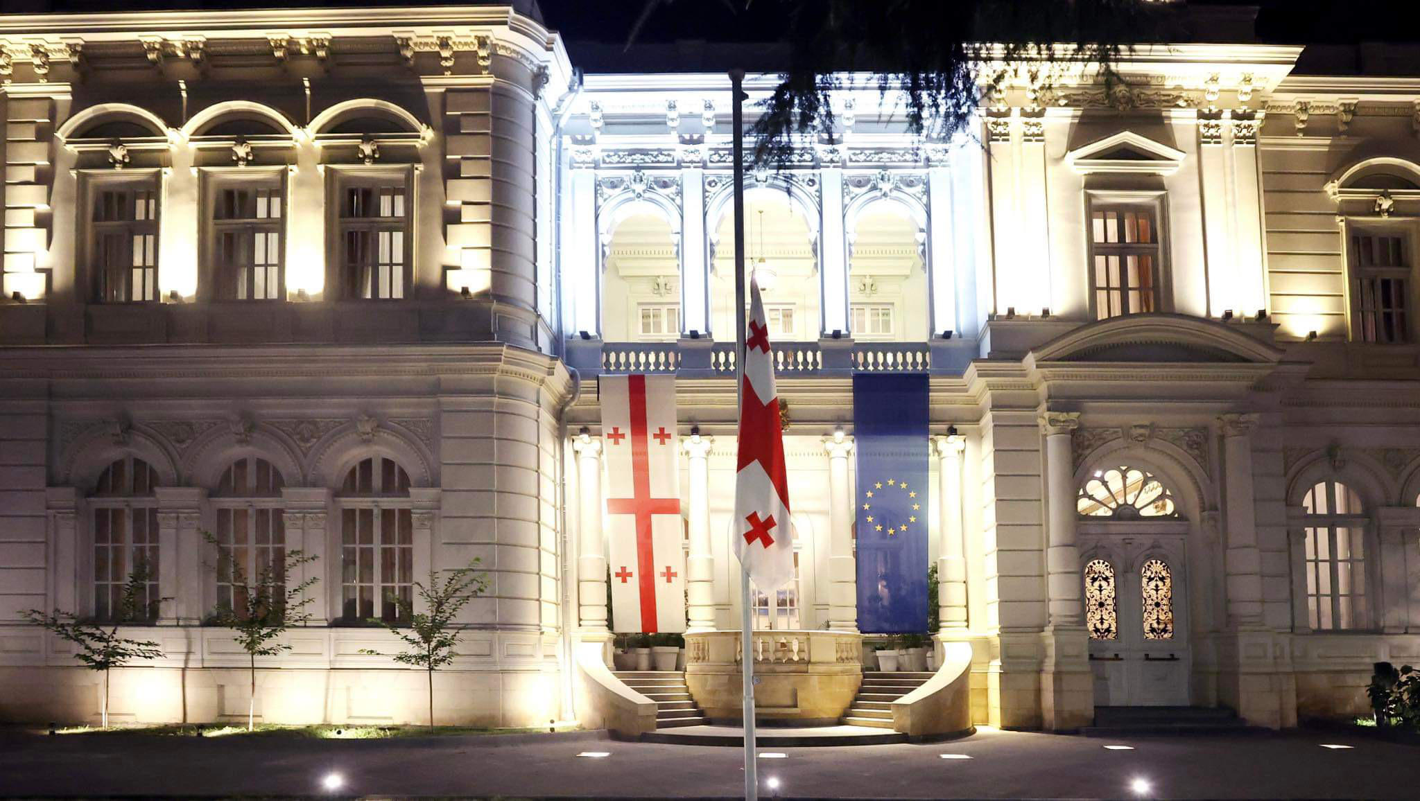 პრეზიდენტის სასახლეზე სახელმწიფო დროშა დაეშვა