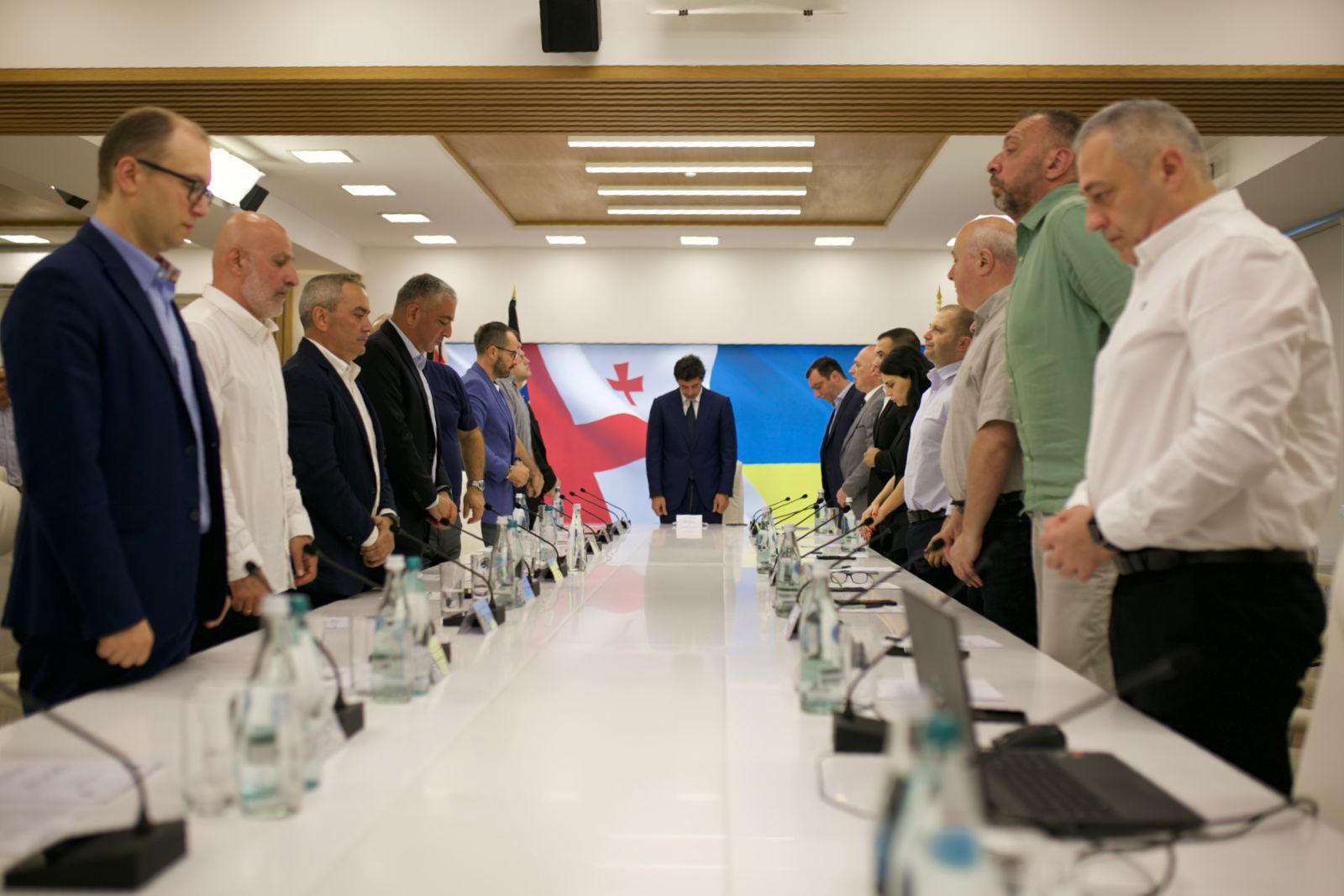 თბილისის მთავრობის წევრებმა 3 აგვისტოს რაჭაში მომხდარი სტიქიური უბედურების შედეგად დაღუპული მოქალაქეების ხსოვნას წუთიერი დუმილით პატივი მიაგეს