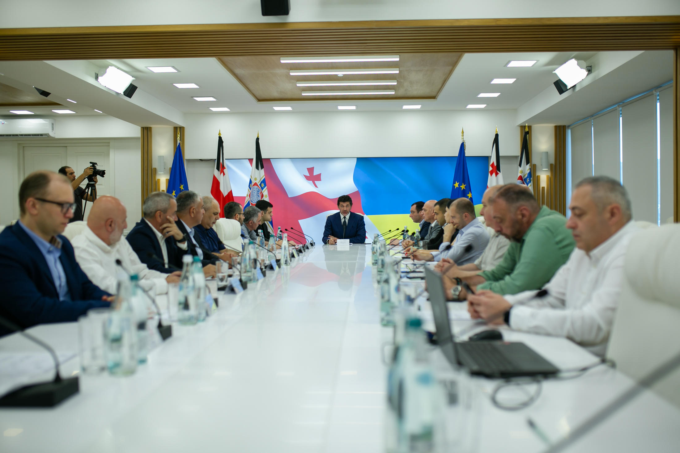 კახა კალაძის განცხადებით, ერთ-ერთ ტელეკომპანიას უფლება მისცა, მოეპოვებინათ ვიდეო-კადრები იმასთან დაკავშირებით, თუ როგორ გამოდიან სასტუმრო „სანსეტ შოვიდან“ მისი მცირეწლოვანი შვილები