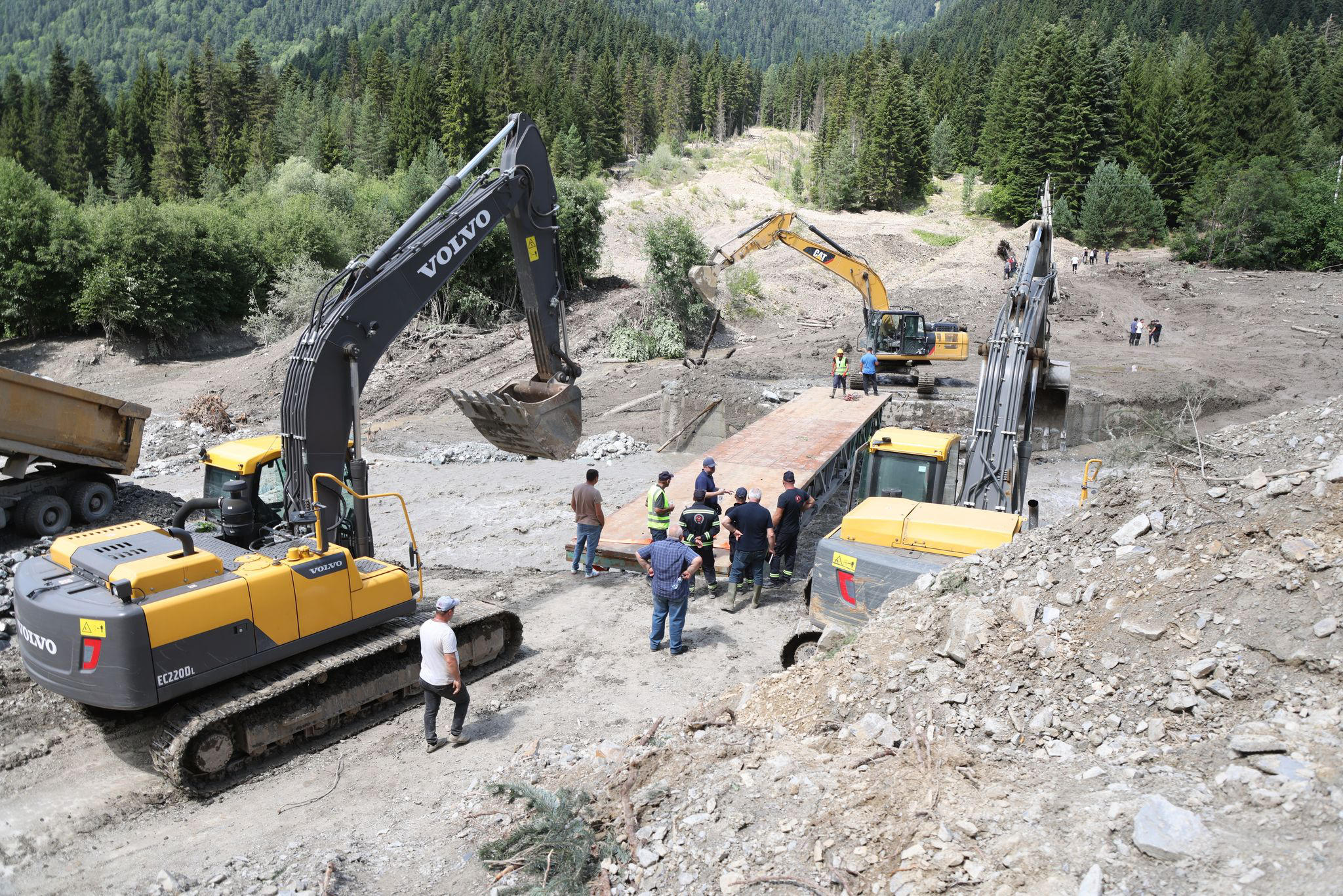 ინფრასტრუქტურის სამინისტროს მიერ მობილიზებული მძიმე ტექნიკა მუშაობას სტიქიის ზონაში მეხუთე დღეა აგრძელებს