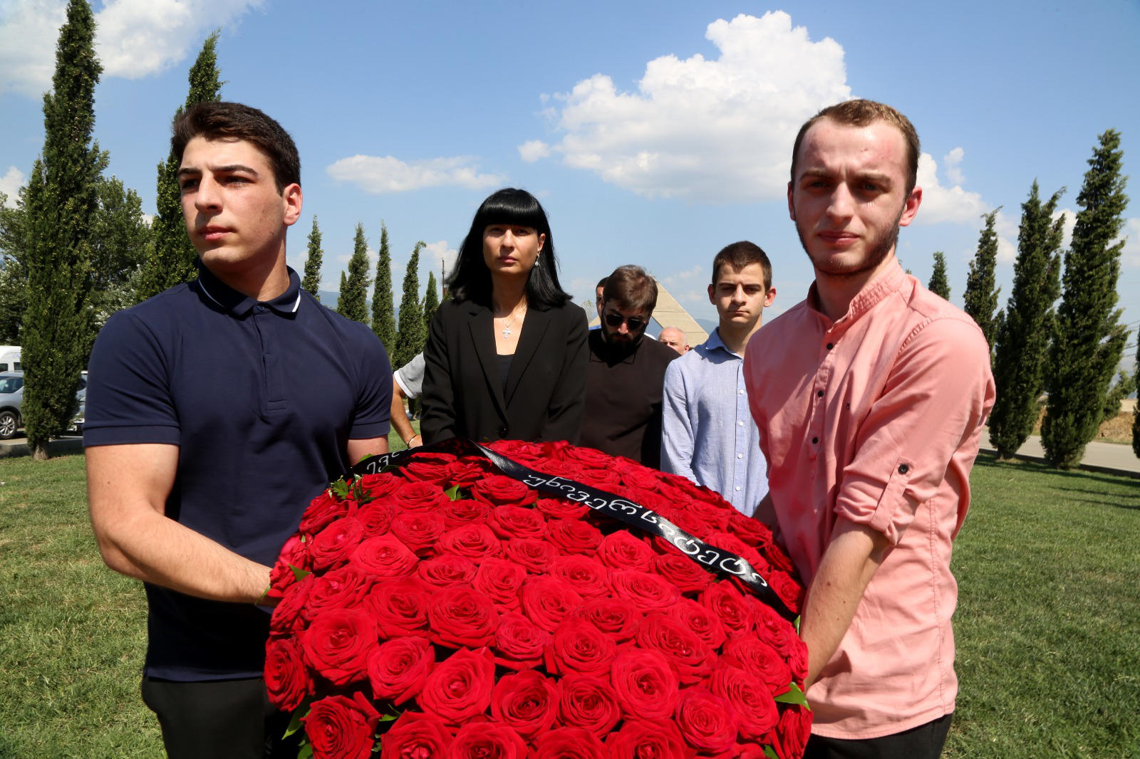 "ევროპის უნივერსიტეტის" რექტორმა აგვისტოს ომში დაღუპულ გმირებს პატივი მიაგო