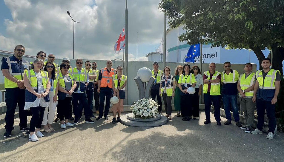 „ეიპიემ ტერმინალს ფოთის“ თანამშრომლებმა გარდაცვლილი ნავსადგურელების ხსოვნას პატივი მიაგეს